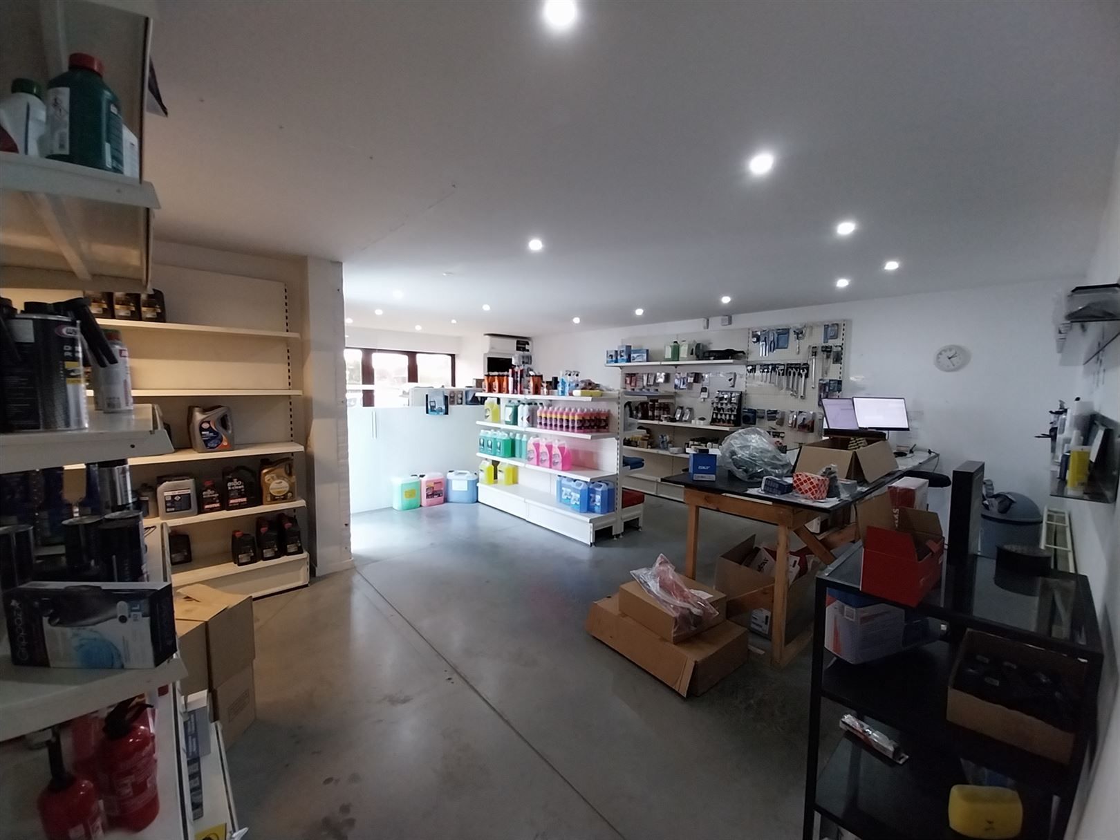 TE HUUR: Handelspand met ruim magazijn op gunstige locatie in Heusden!  foto 5