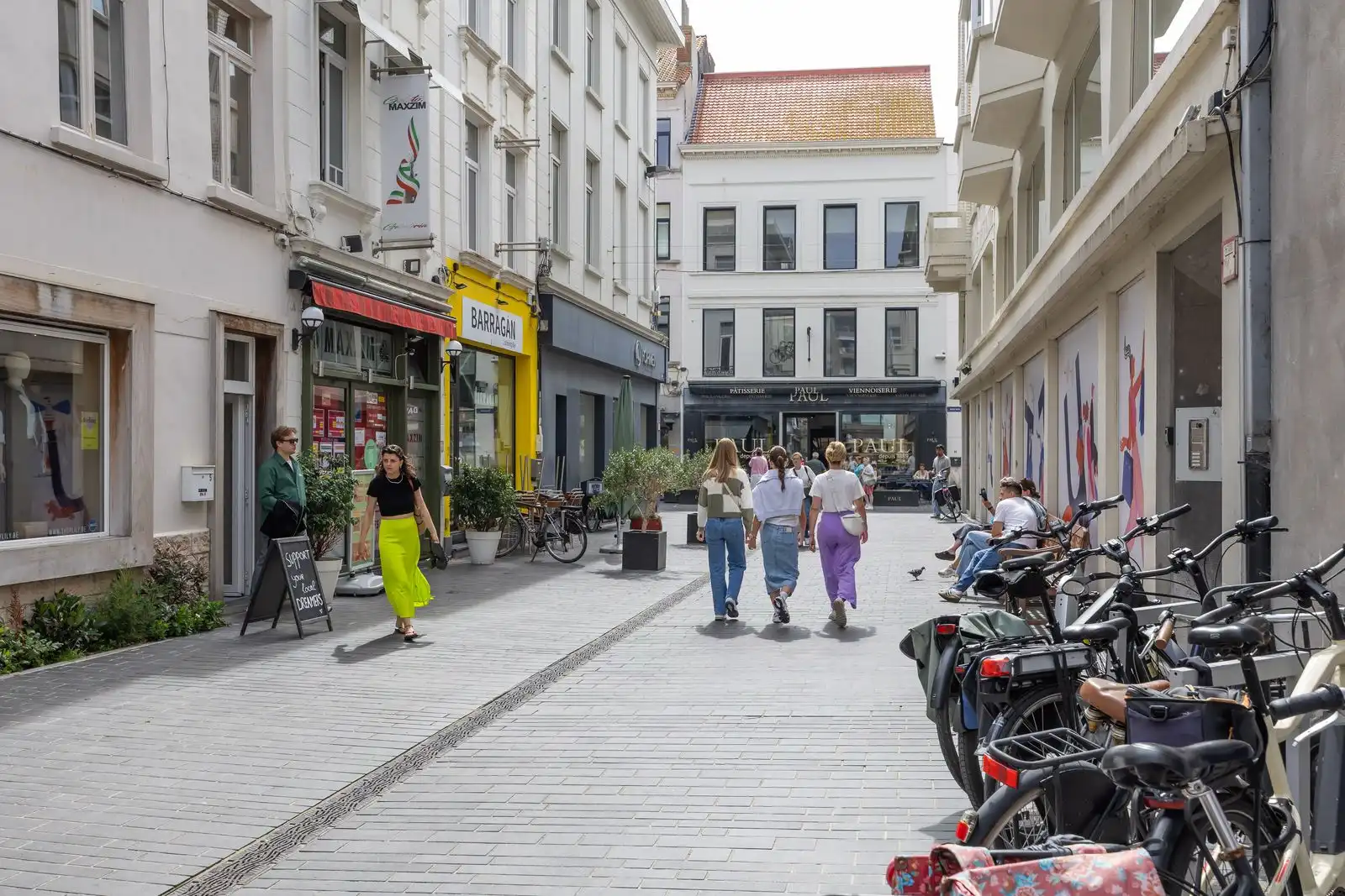 Instapklare serviceflat met 1 slaapkamer en terras op het gelijkvloers van een recente residentie in centrum Oostende. foto 10
