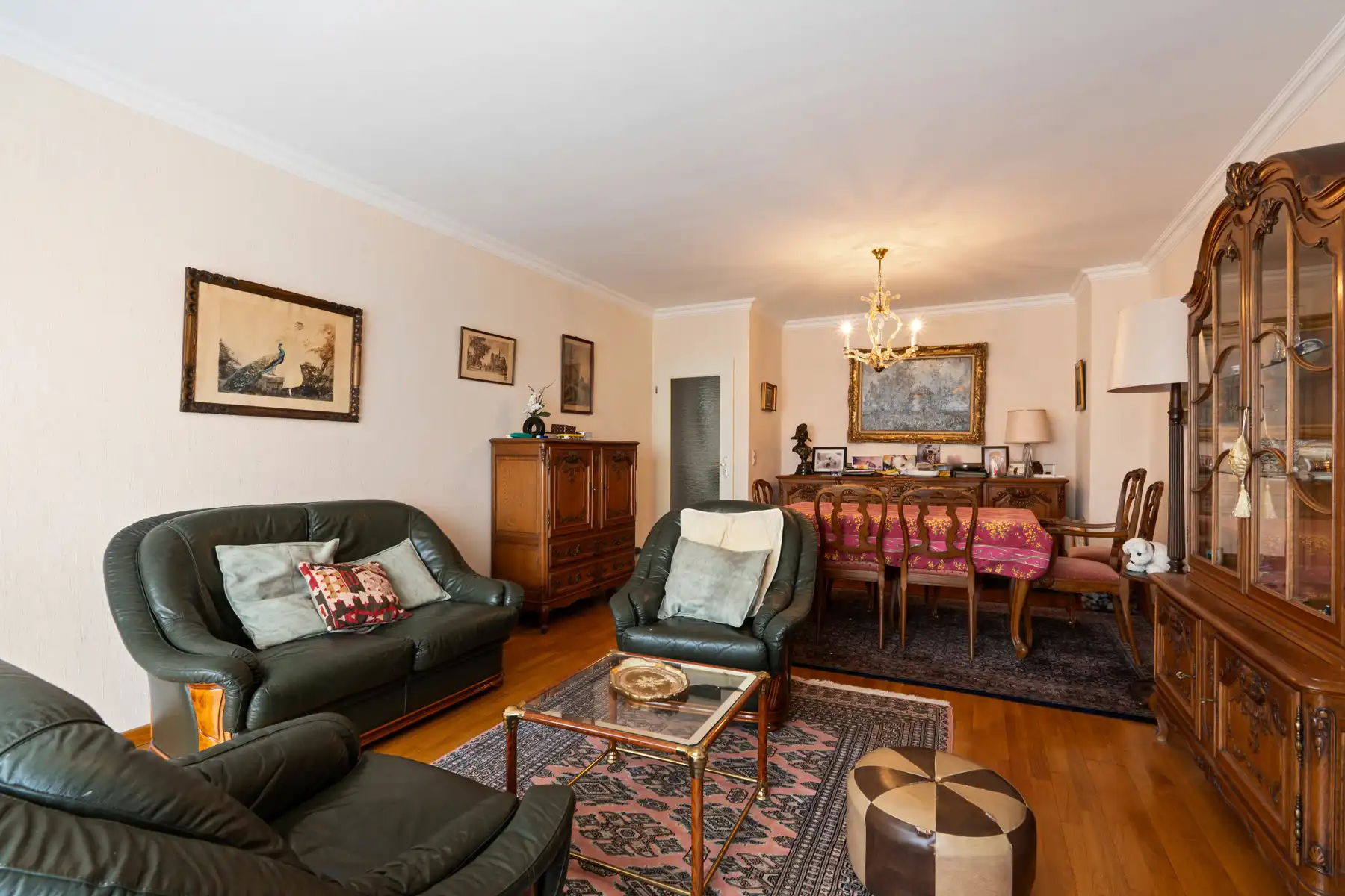 Appartement met garage en staanplaats in Koekelberg foto {{pictureIndex}}