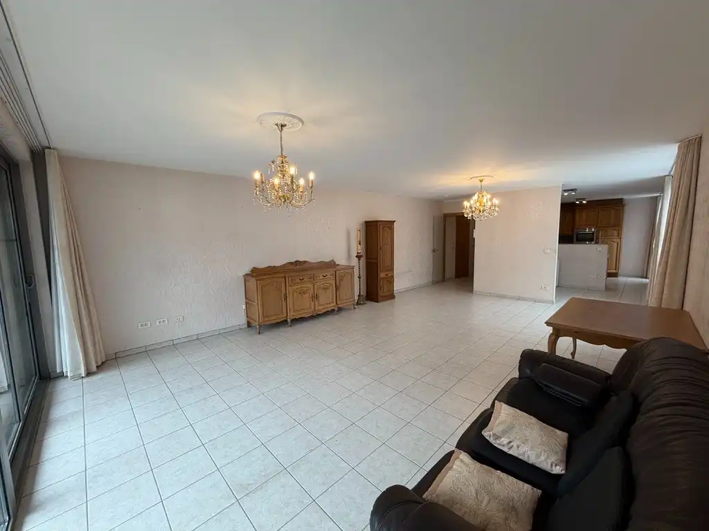 Genk-centrum, Oude Markt 4 bus 11: Ruim en energiezuinig appartement (133 m²) met 2 slaapkamers, overdekt terras, dubbele autostaanplaats en kelderberging. foto 6