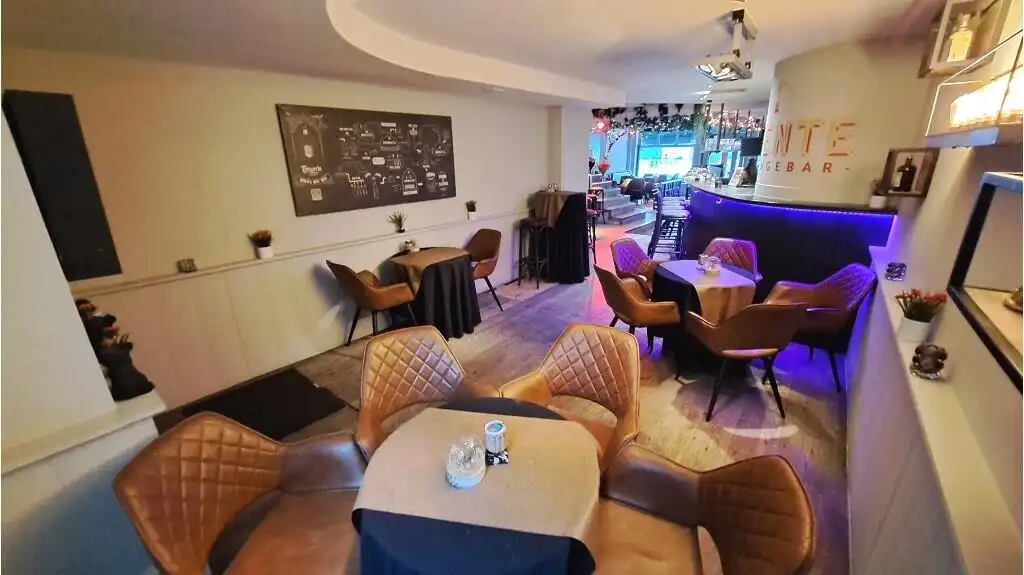 Overname instapklare lounge- en tapasbar met ruim terras in Brugge foto 3