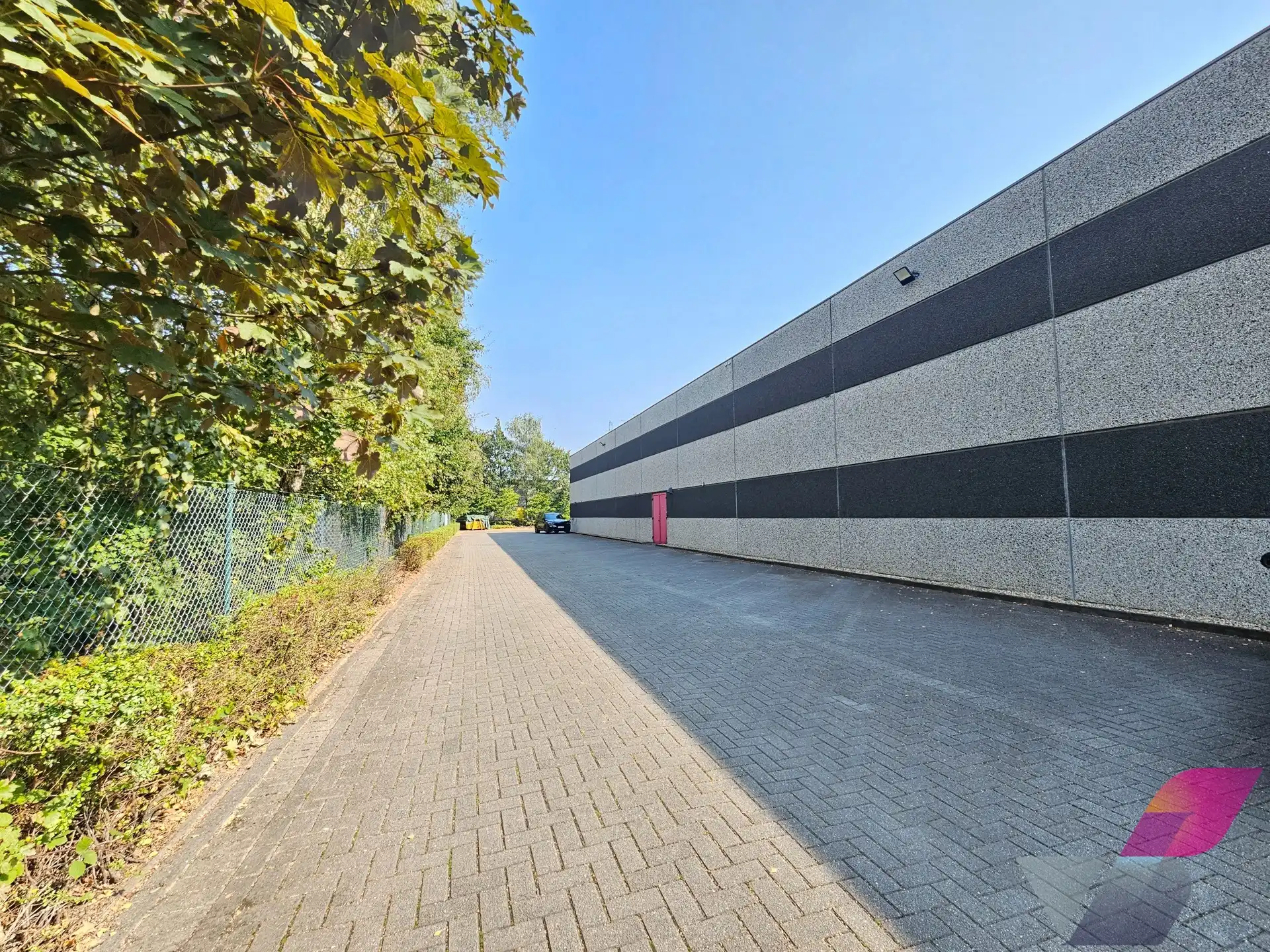 SEMI-INDUSTRIEEL GEBOUW OP ZICHTLOCATIE foto 23