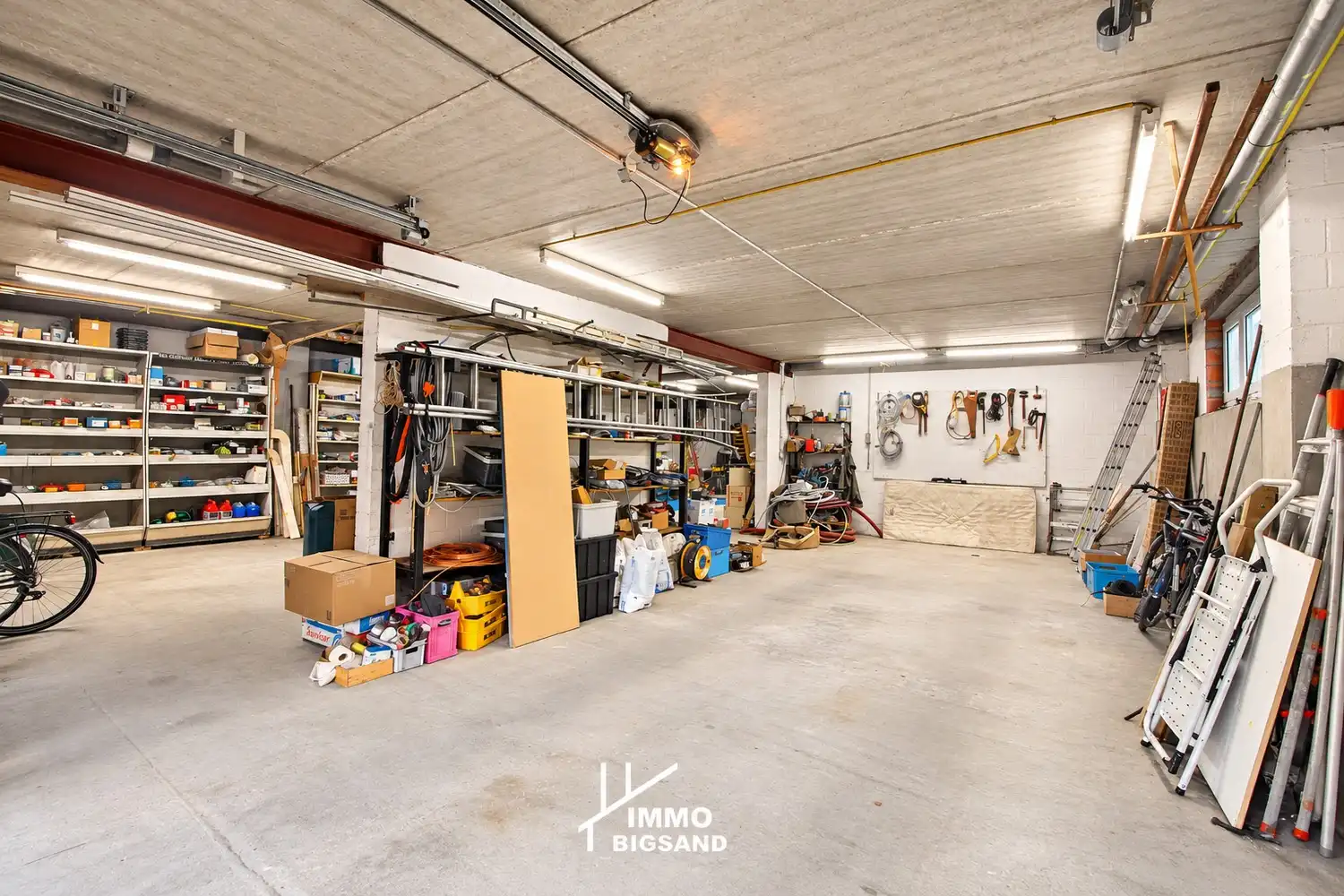 Handelspand met ruime woning, ondergronds magazijn/garage en veel parkeermogelijkheden langs de N32 foto 9