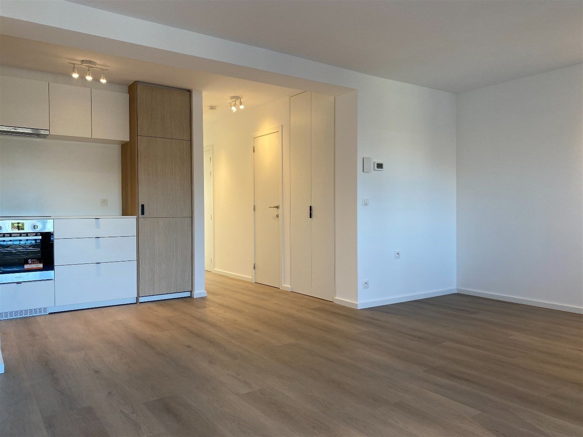 Totaal gerenoveerd, energiezuinige 2 slaapkamer appartement met terras. foto 9