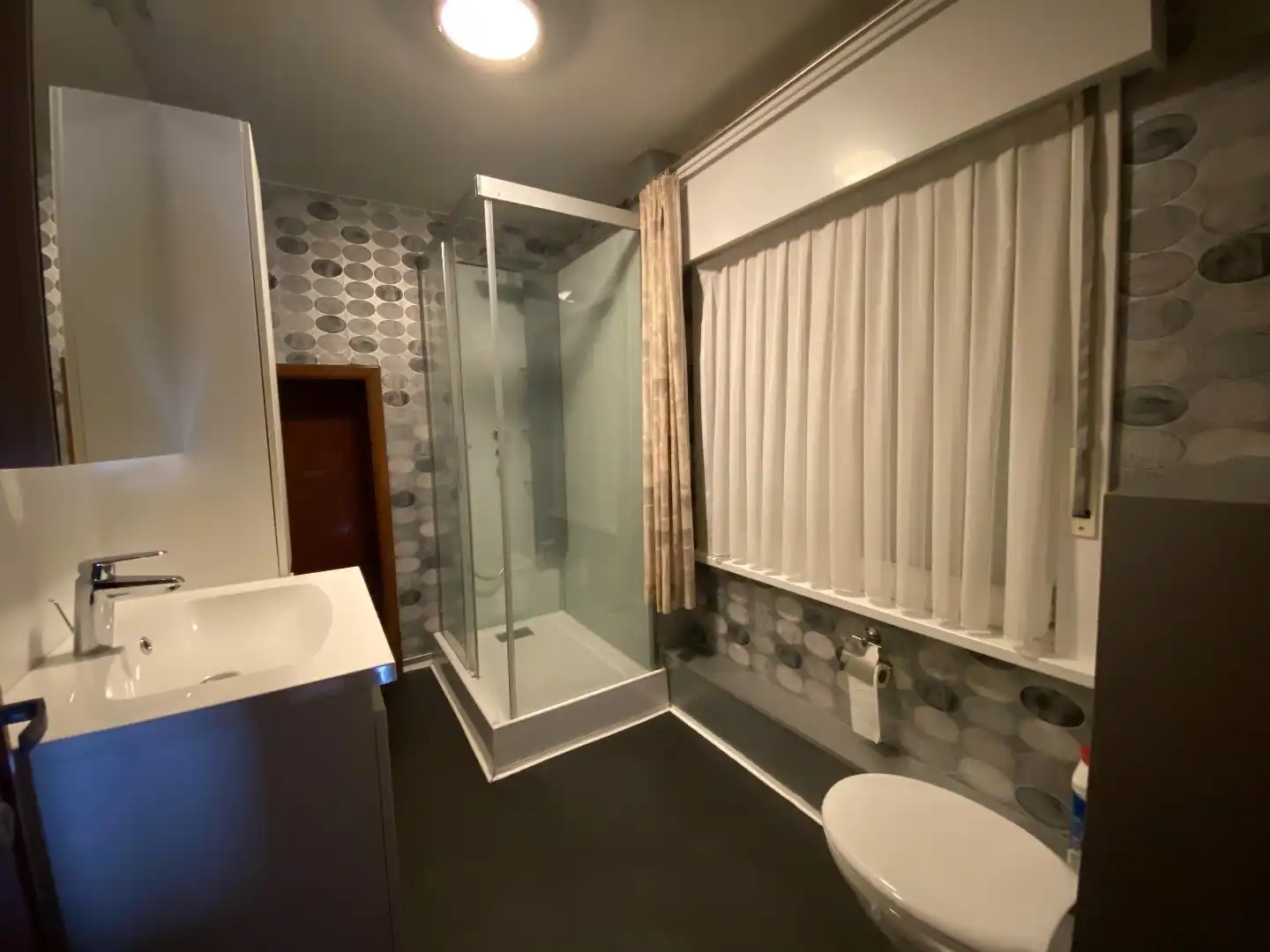 Verrassend ruime gezinswoning met garage, tuin en bijgebouw foto 7