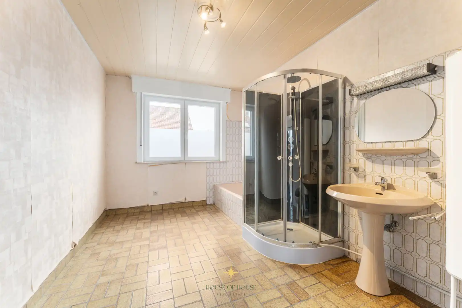 Ruime woning met garage én achterligggende loods foto 9