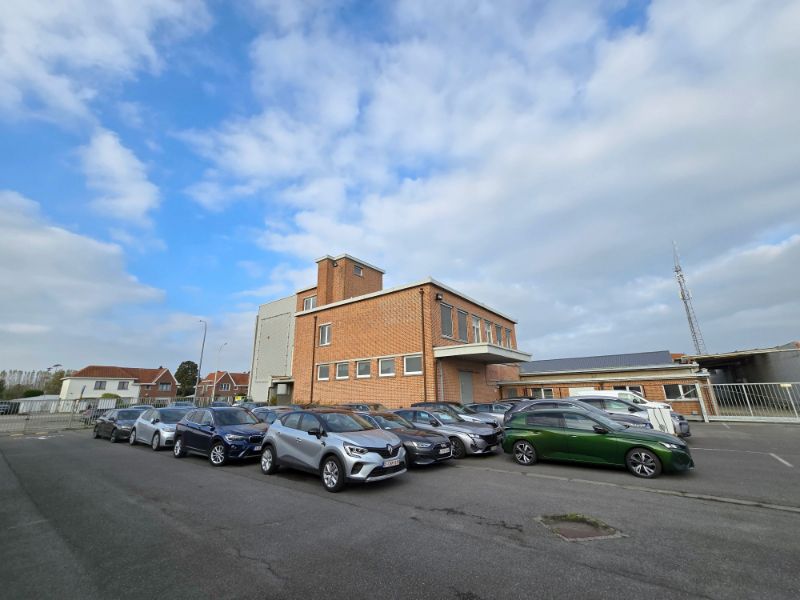 Industrieel gebouw met parking te huur foto 6