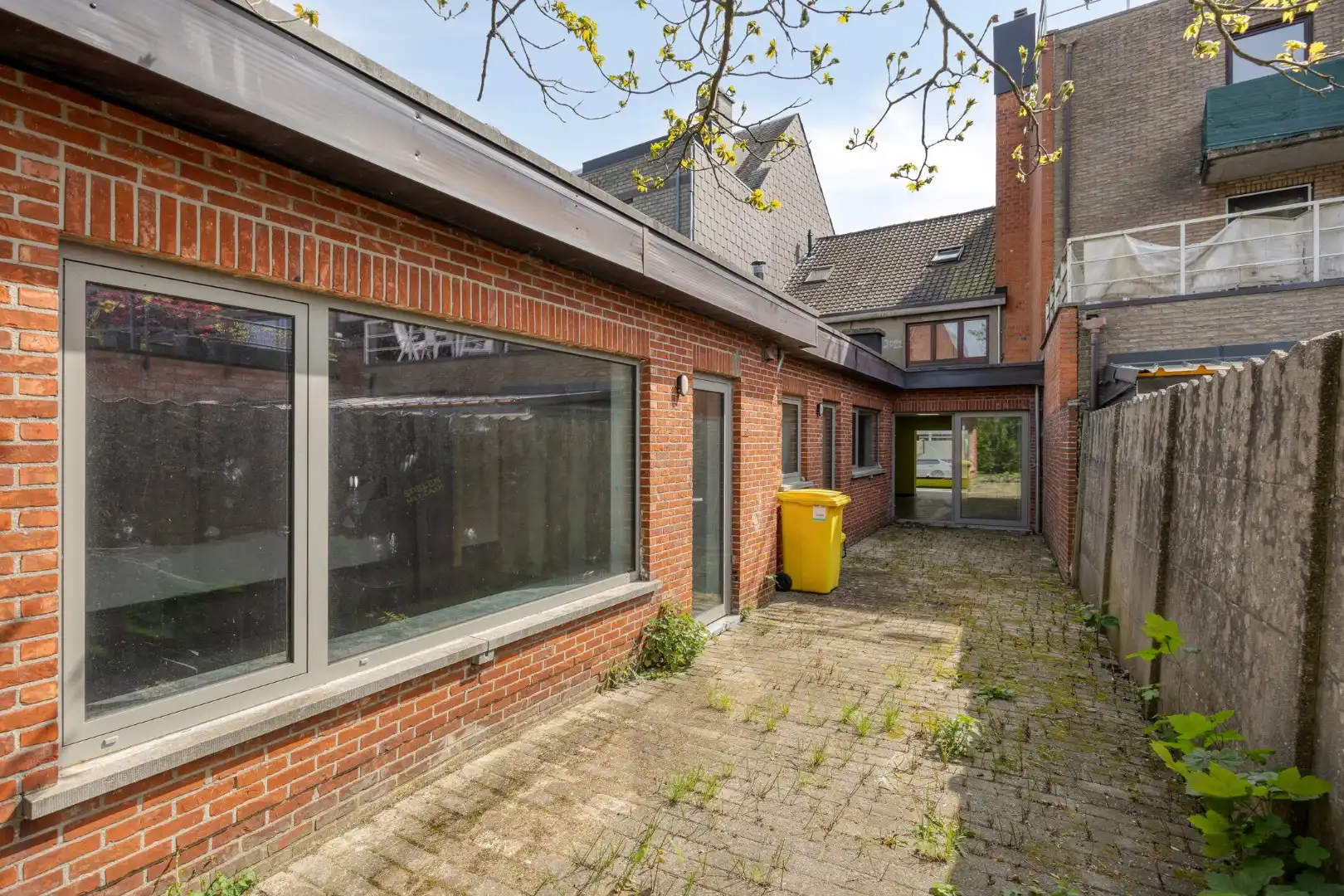 Commercieel gelegen handelspand met appartement met 3 slaapkamers en leuke stadstuin ! foto 18