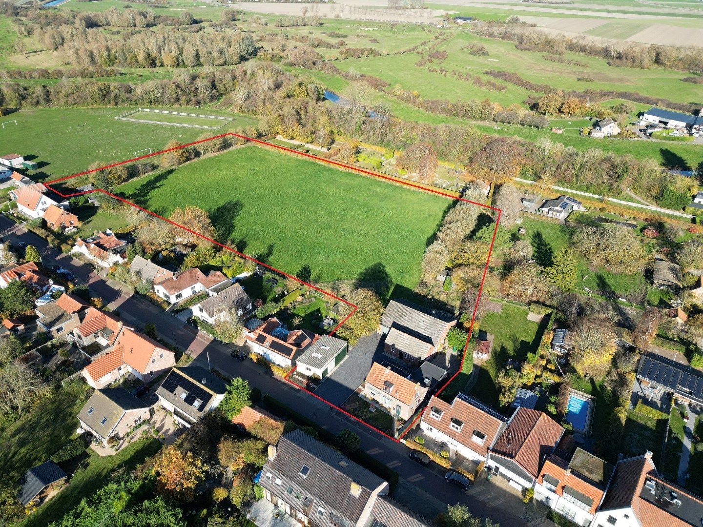 Landelijk wonen in dorpskern   foto {{pictureIndex}}