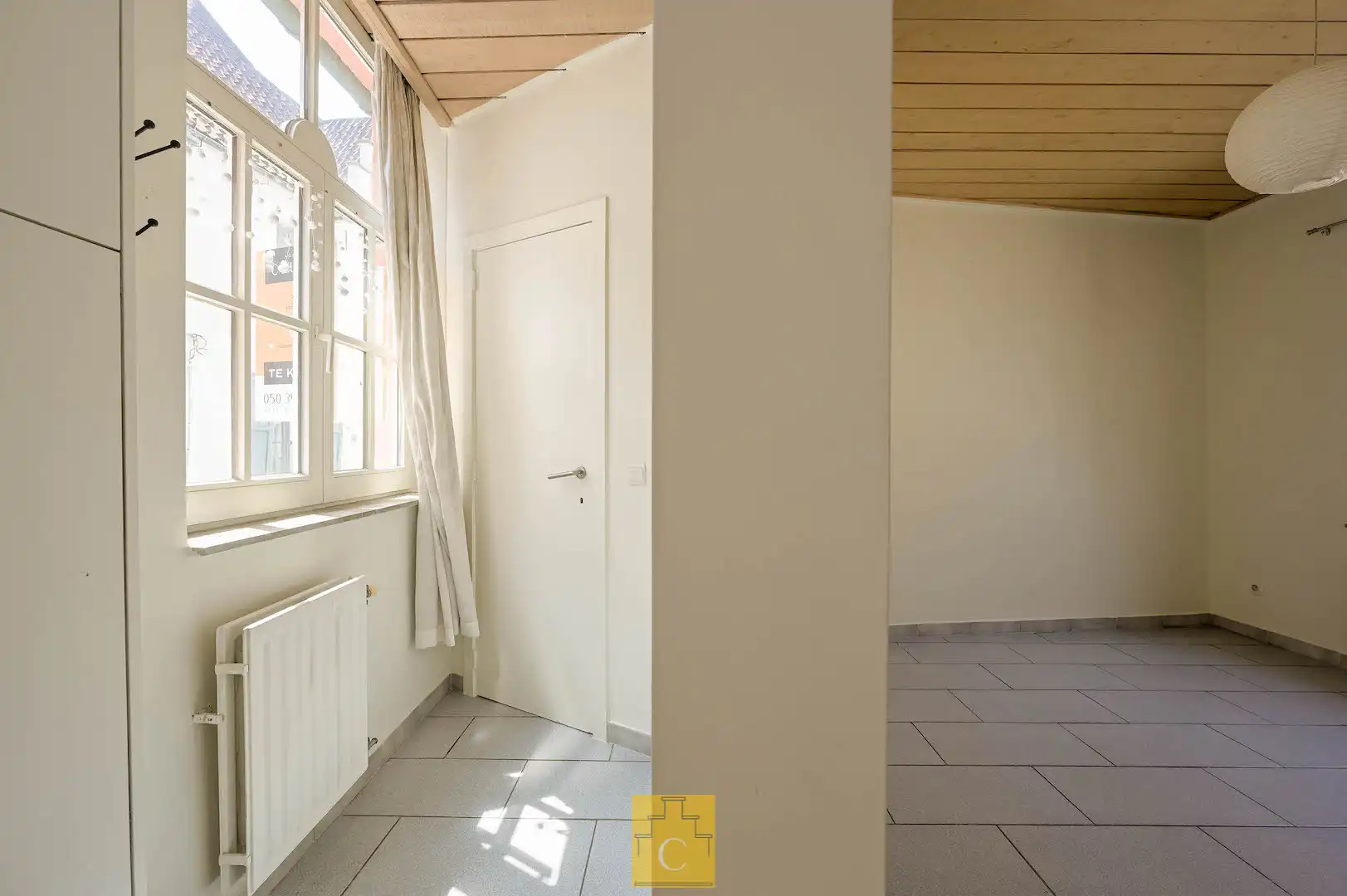 Brugs huis in de schaduw van Jeruzalemkerk, authentieke 16e-17e eeuwse gevel foto 18