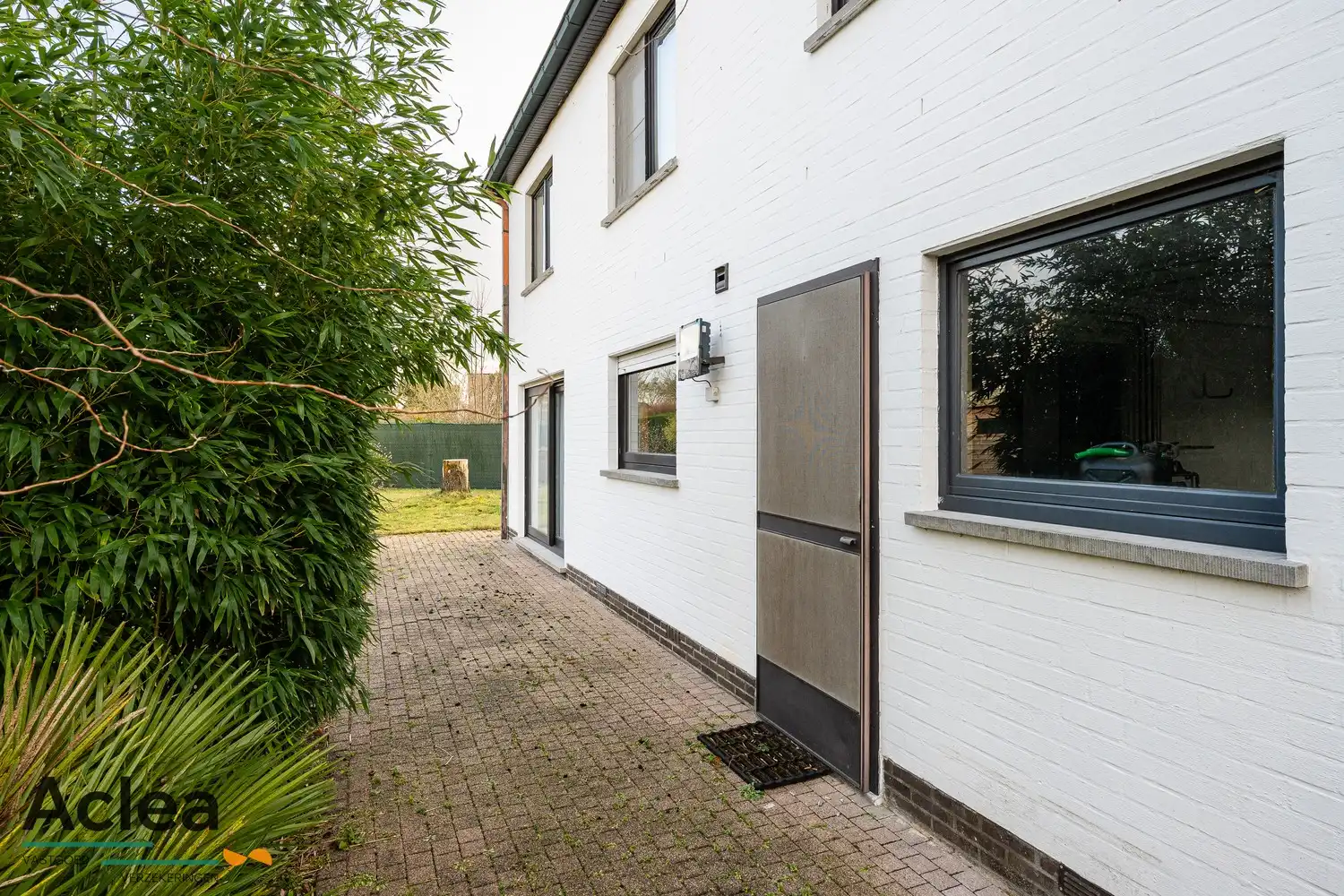 Ruime gezinswoning op een mooi perceel in de Witte Wijk foto 2