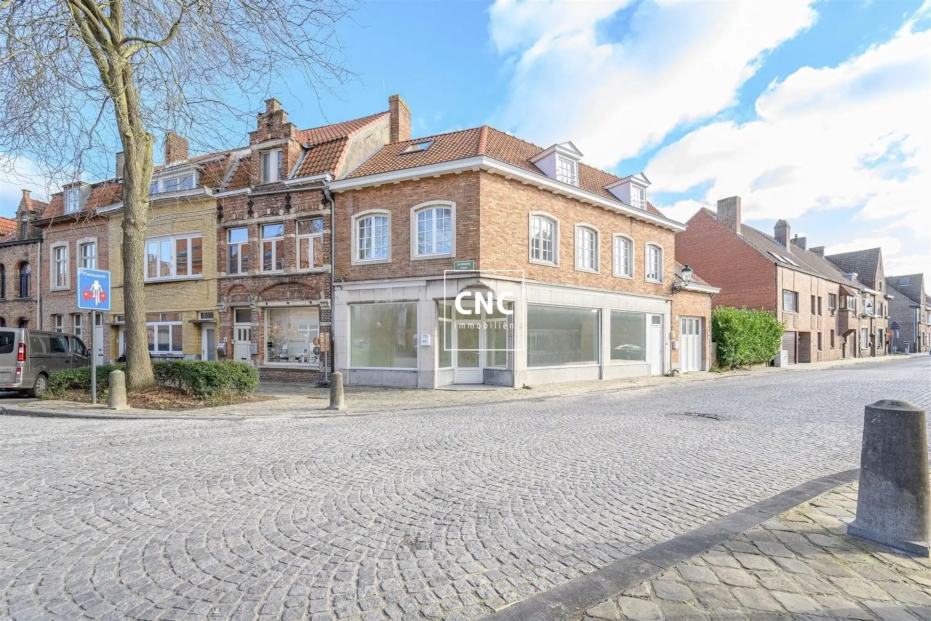 Handelspand met woonst op toplocatie in centrum van Brugge foto {{pictureIndex}}