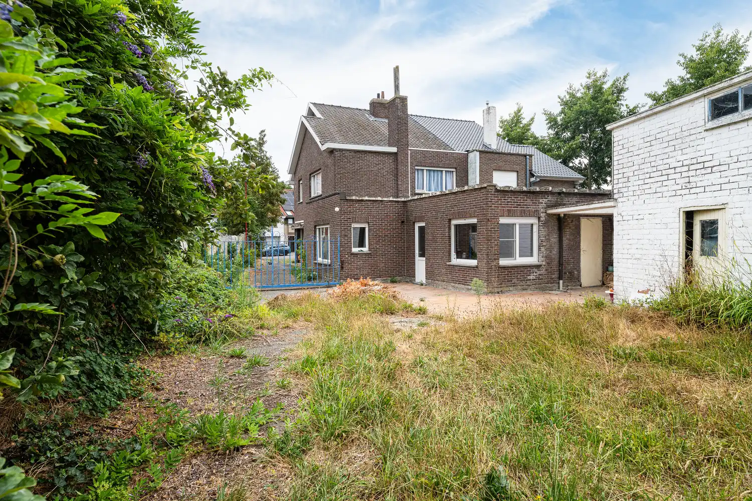 Ruime gezinswoning te koop in Eeklo met 3 slaapkamers met een ruime loods achteraan, die perfect voor een combinatie van comfortabel wonen en werken kan zijn. foto 23
