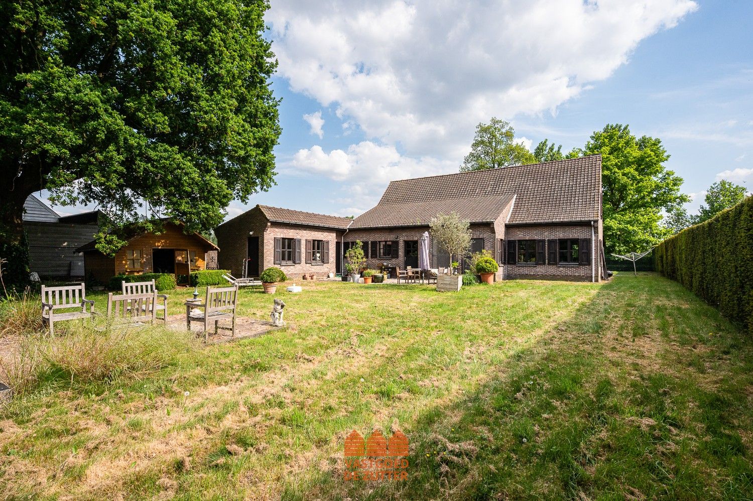 Karaktervolle alleenstaande woning op ruim perceel van 2.043 m² foto {{pictureIndex}}