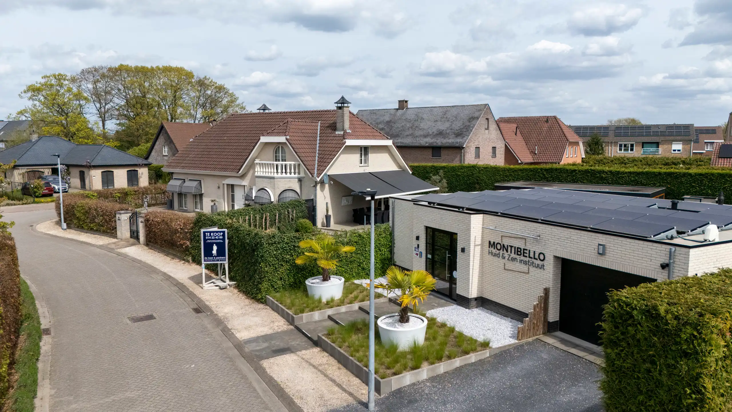 Exclusieve villa met gastenverblijf en zwembad op de grens in Weelde foto {{pictureIndex}}