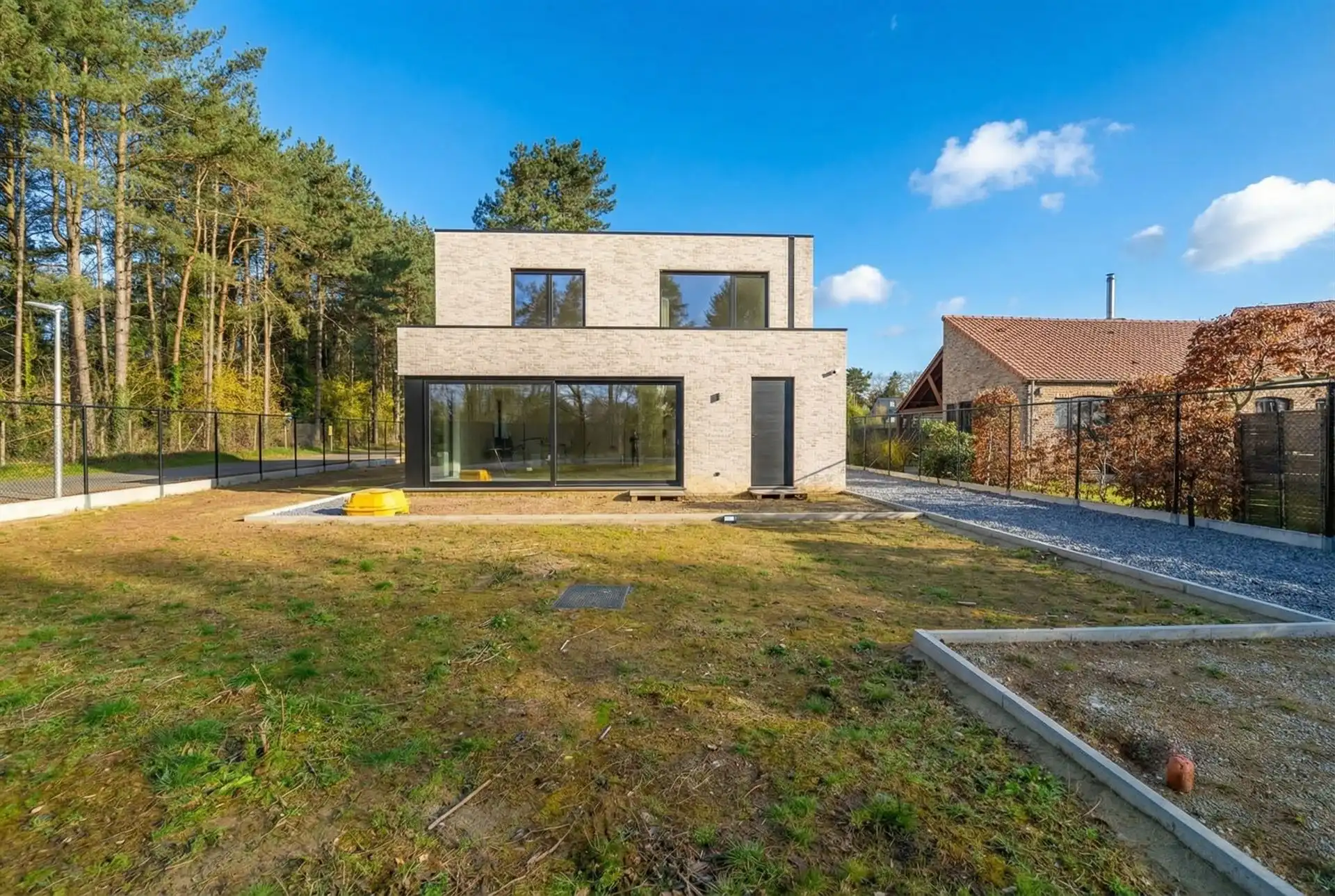 Stijlvolle en instapklare vrijstaande woning op een doodlopende straat  foto 32