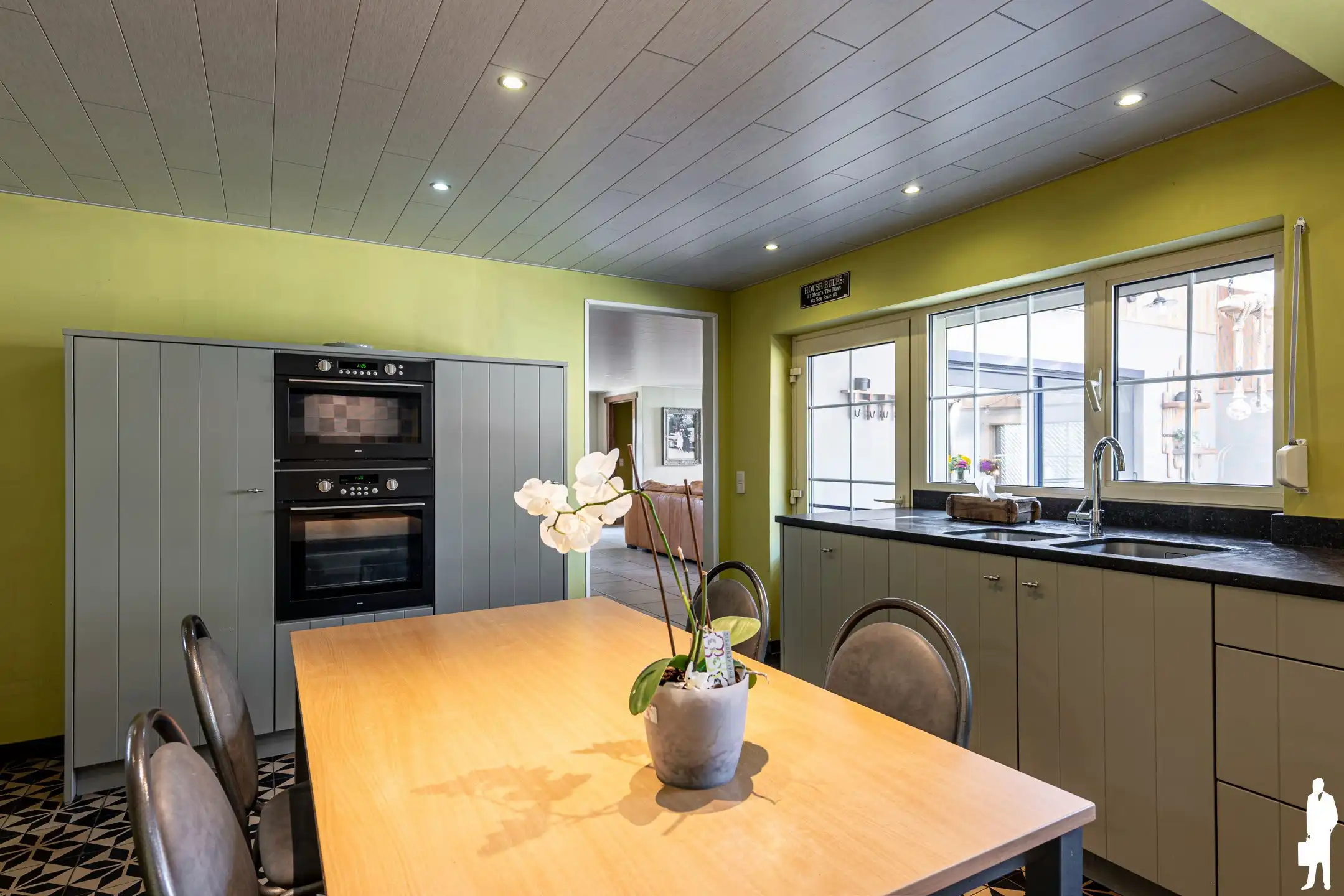 Vrijstaande villa met 4 slpk. gelegen op de dijk van kanaal  foto 19