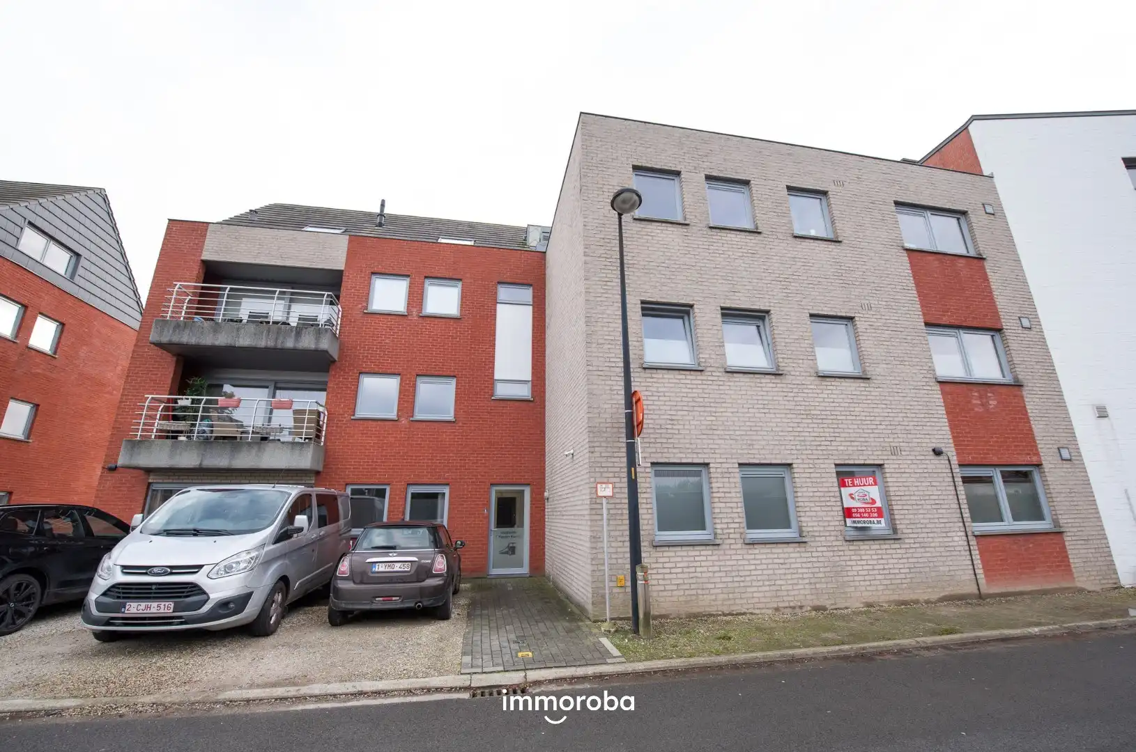 Gelijkvloers appartement in centrum Waregem met tuintje & garage. foto {{pictureIndex}}