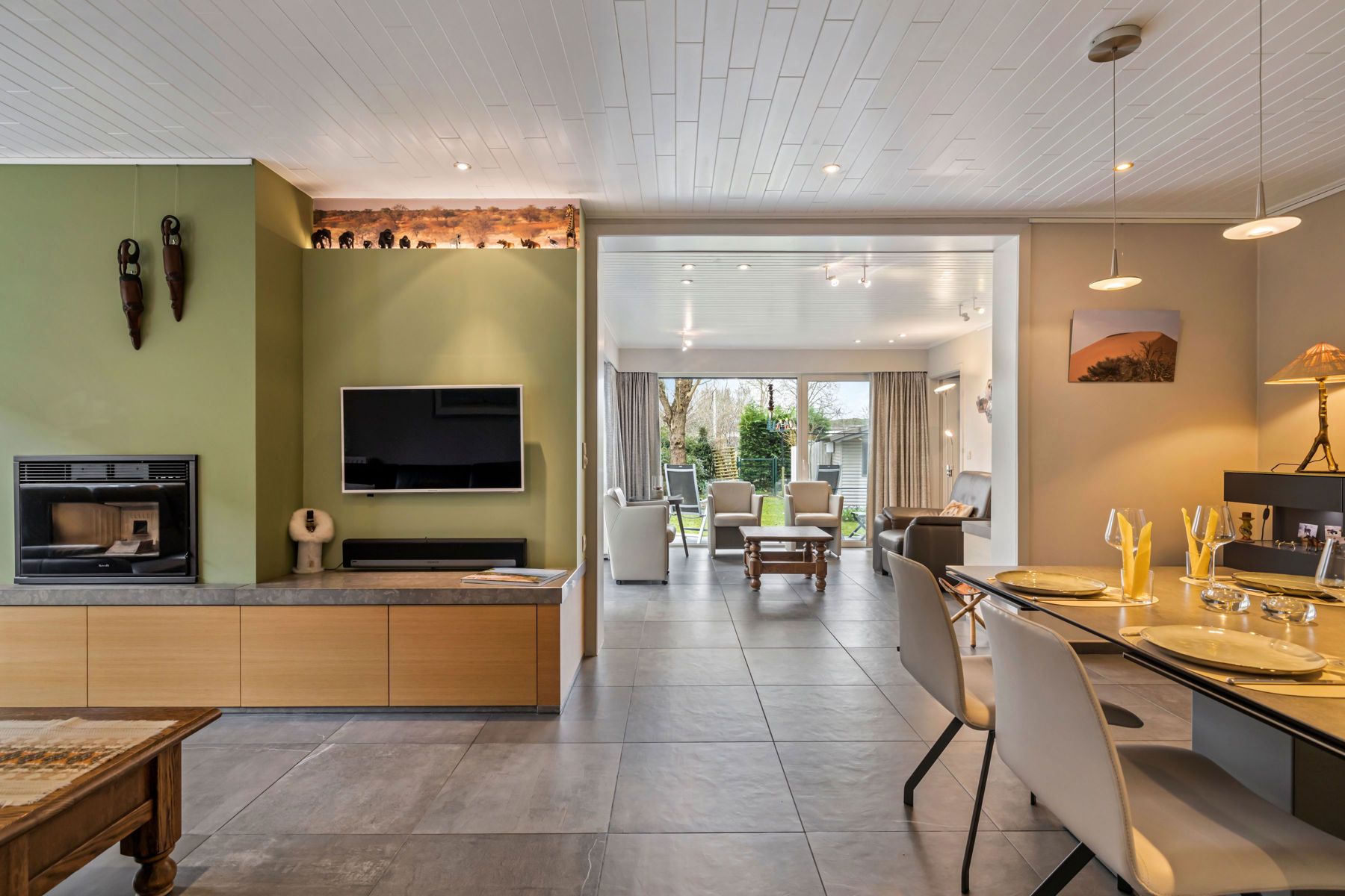 Instapklare bungalow met prachtige tuin, 4 slpks en garage foto {{pictureIndex}}