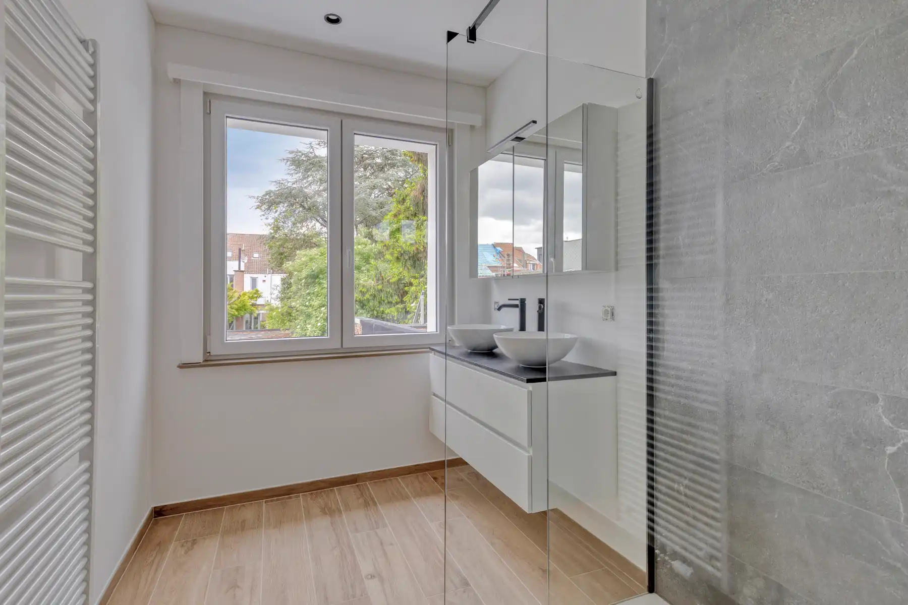 Gerenoveerd 2-slpk appartement in wijk Pulhof Berchem foto 6