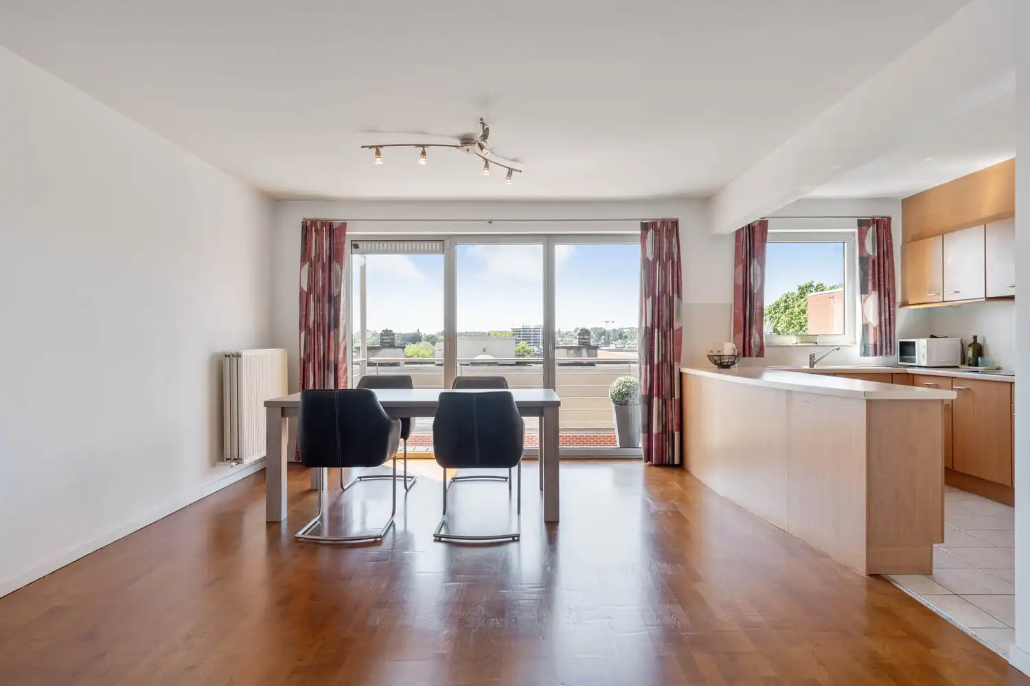 Ruim, lichtrijk en energiezuinig(A-label) appartement met 2 slaapkamers, een terras en de mogelijkheid tot aankoop van een autostaanplaats te centrum Leuven! foto 2