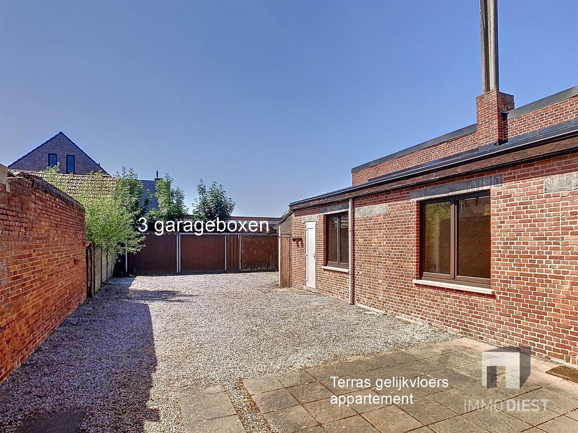 Appartementsgebouw van 2 appartementen en  3 garageboxen foto 4