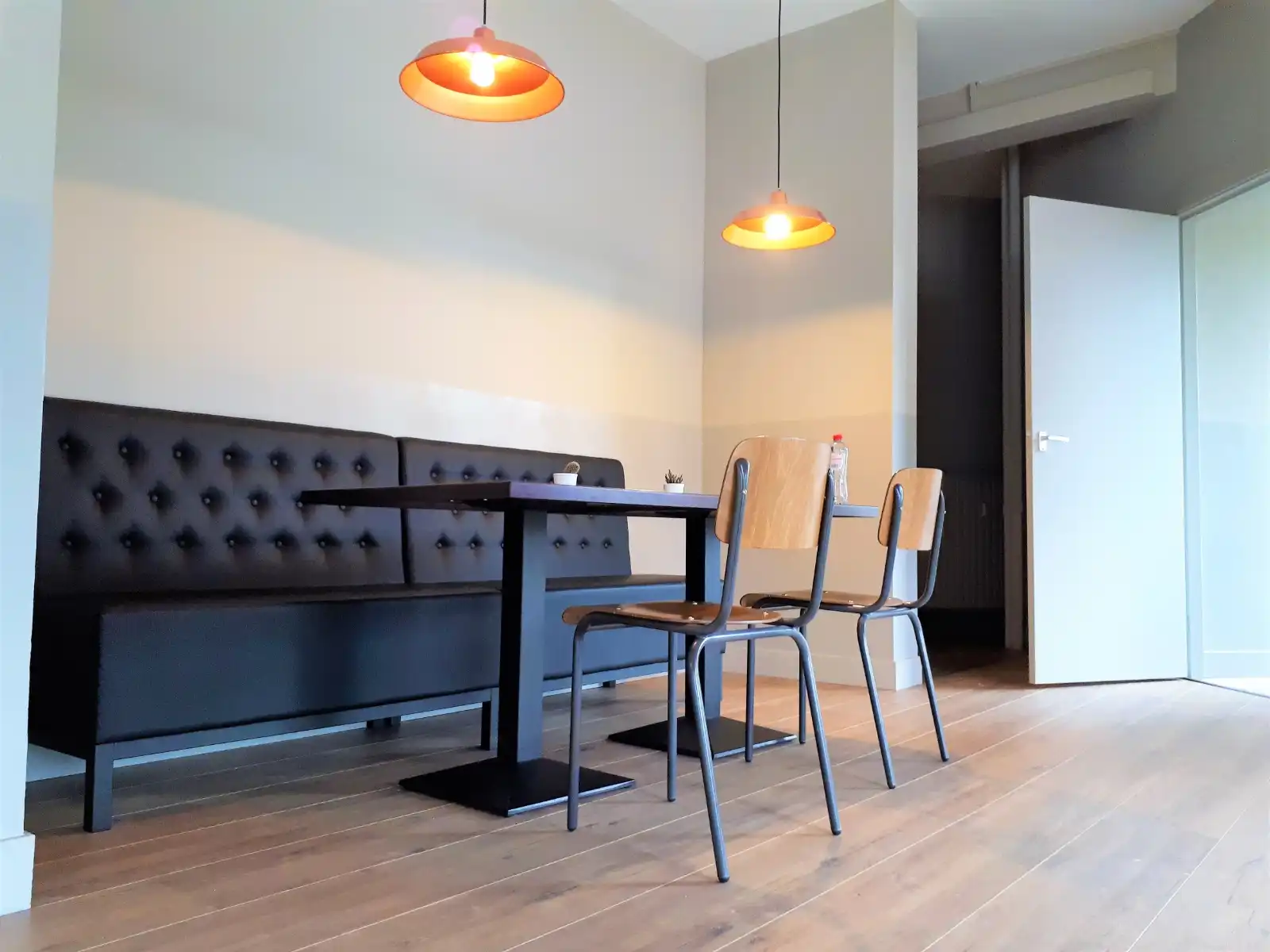 Hoek handelspand op commerciële ligging met veel visibiliteit foto 17