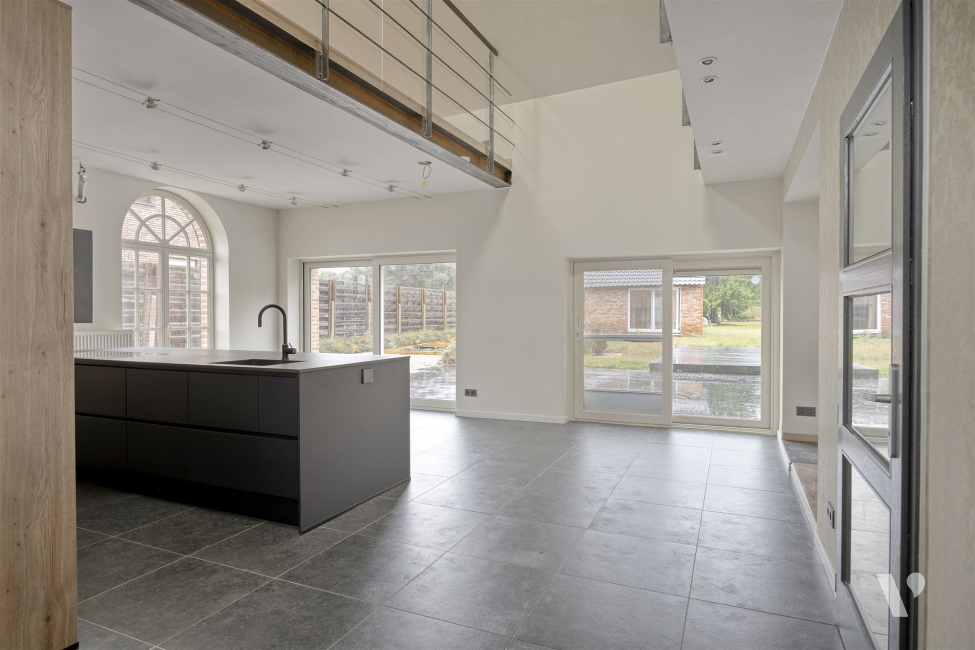 Prachtig gerenoveerde woning (279m²) met zwemvijver foto 2