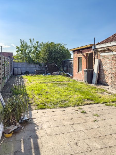 Zedelgem. Centraal gelegen vernieuwde HALF OPEN BEBOUWING met 4 slaapkamers, dressing, garage en bergingen. Ideale ruime gezinswoning met vloerverwarming! foto 12
