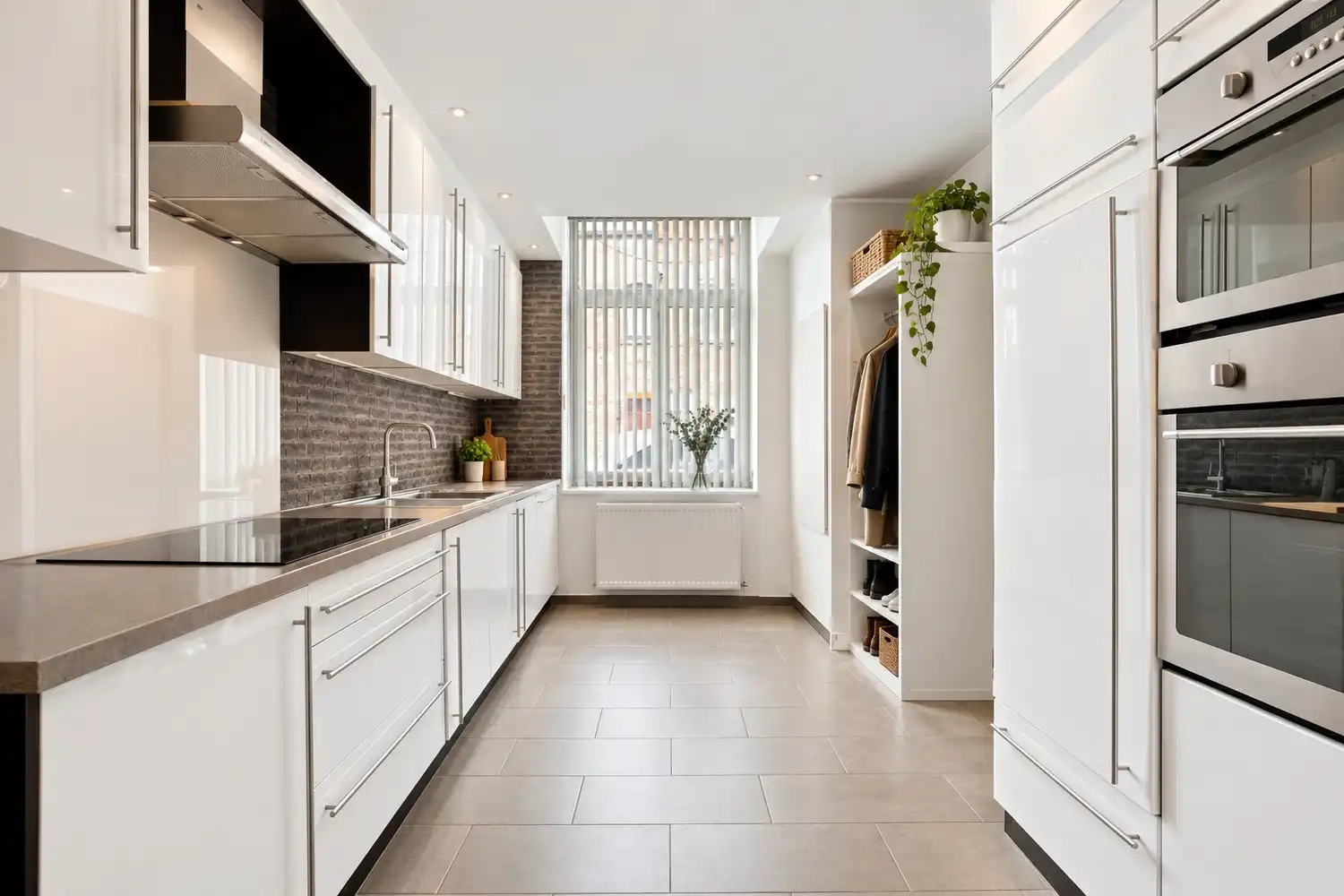 Verrassend ruime en energiezuinige gerenoveerde woning met dakterras en open zicht foto 2