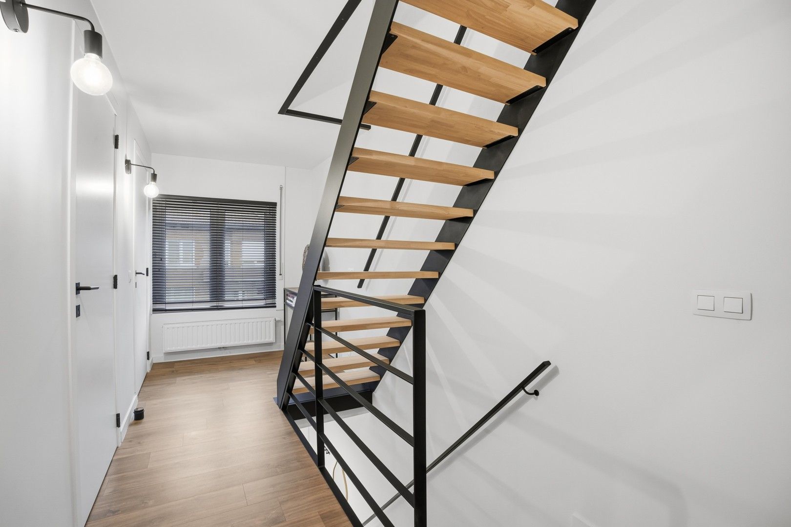 Halfopen bebouwing met uitweg en carport in het hartje van Zwevezele foto 18