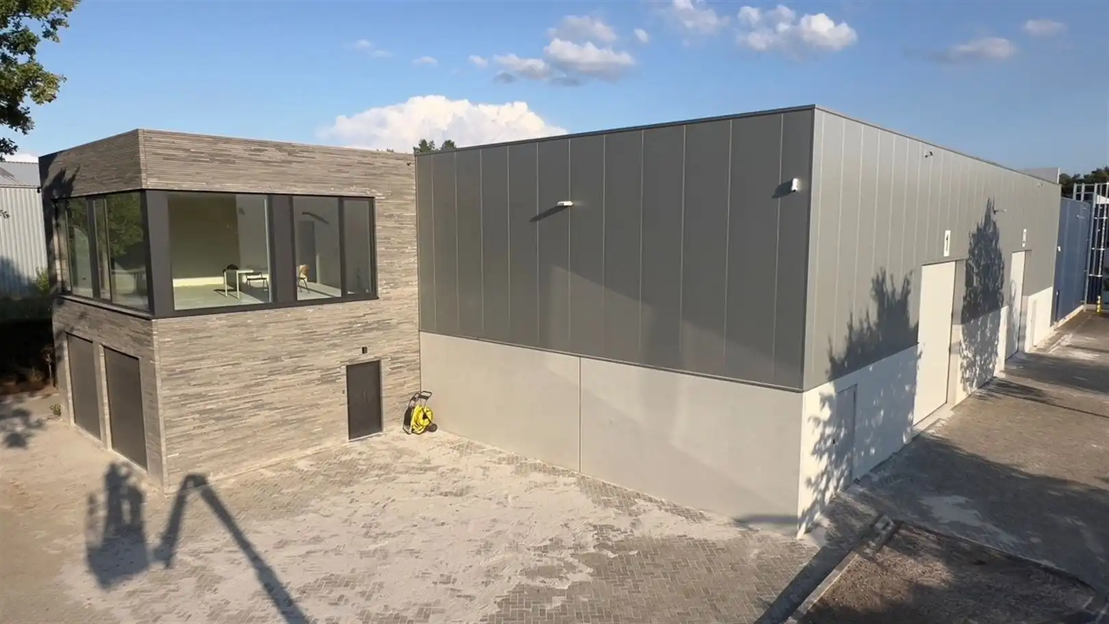 Te Huur Magazijn met mezzanine en inpanding kantoor te Beerse foto {{pictureIndex}}