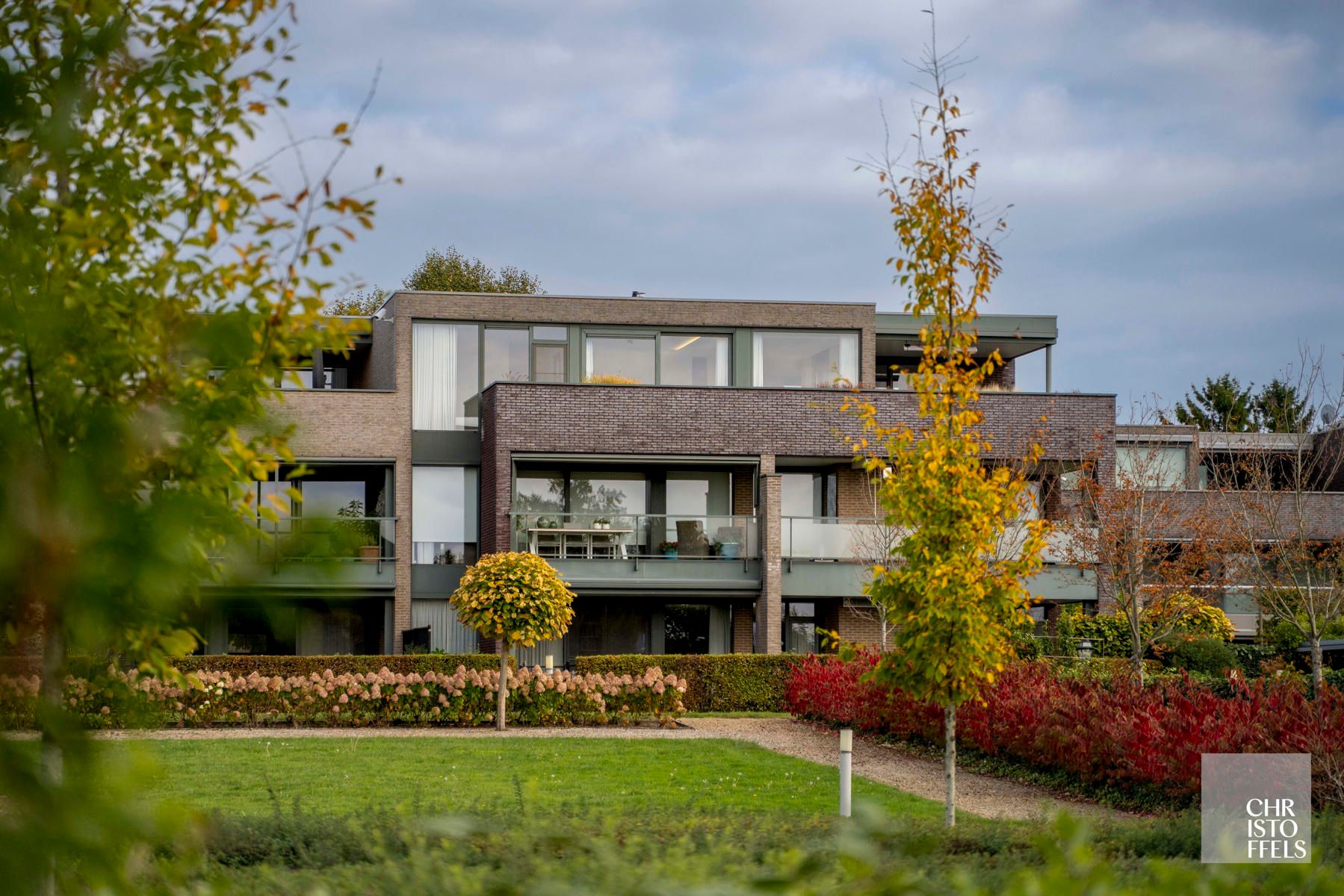 Luxe Penthouse met panoramische glaspartijen en 96m² terrassen in Parkresidentie Oud-Rekem foto {{pictureIndex}}