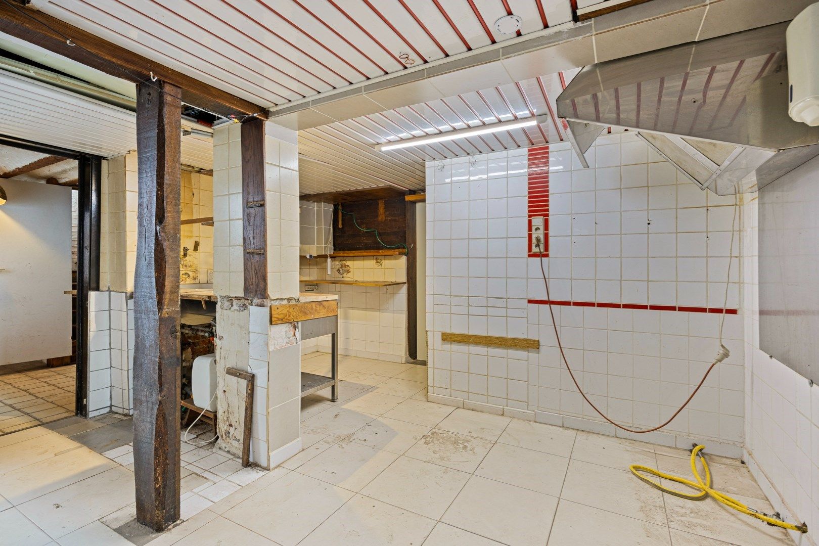 Halfopen hoekwoning met garage en dakterras op toplocatie in Kessel-Lo – renovatieproject met veel potentieel foto 9