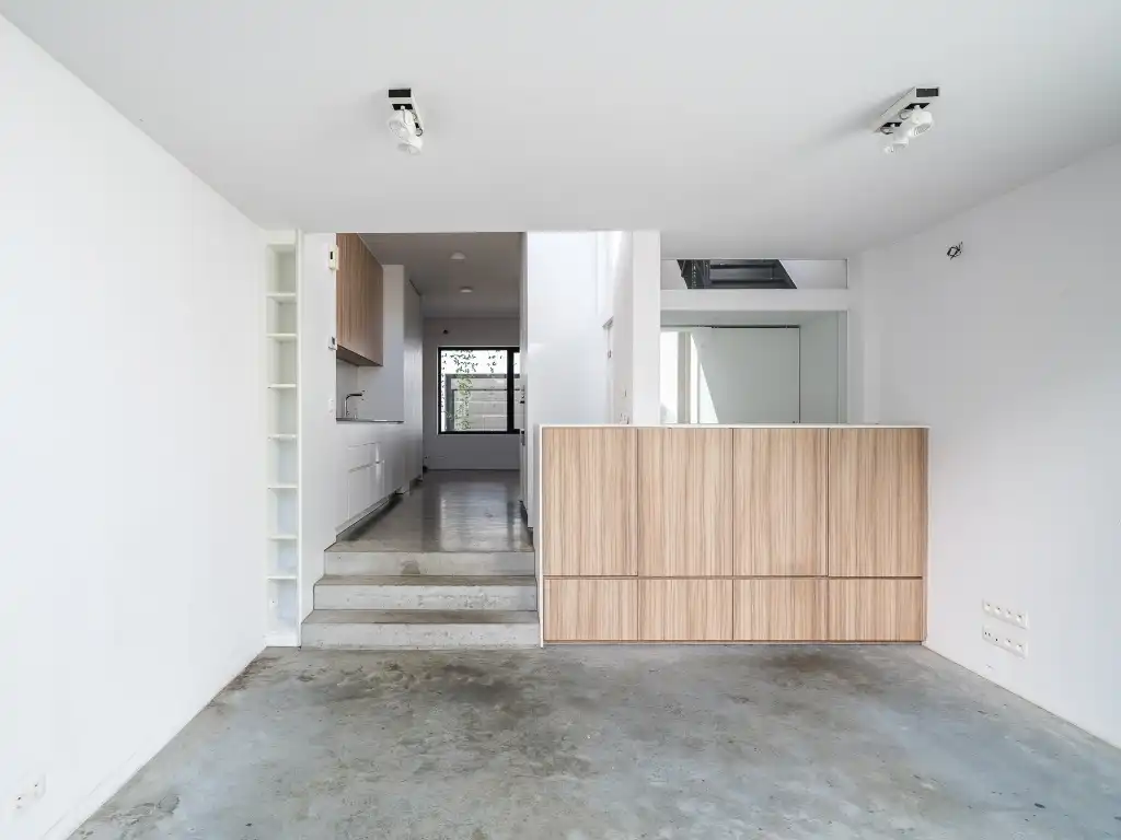 Lichtrijke en instapklare woning met charmante gevel en stadstuin nabij het Baudelopark. foto 4