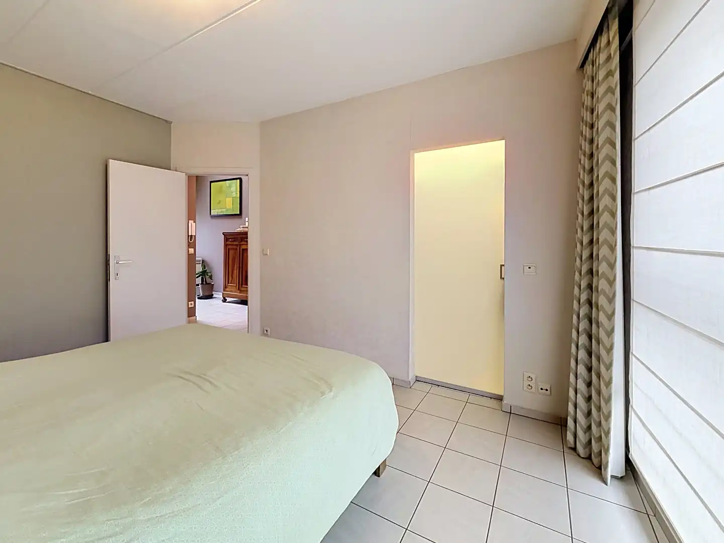 Instapklare bel-etage met drie slaapkamers, garage en zonnige buitenruimtes. foto 25
