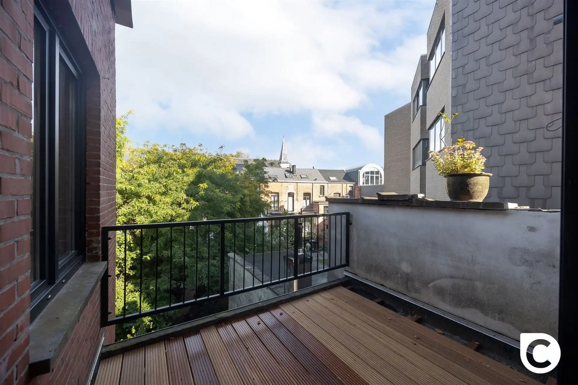 Hoogwaardig gerenoveerd 2 slpk app met terras foto 7