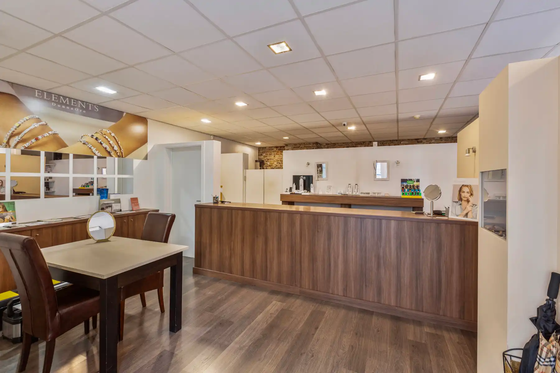 Handelszaak en ruime woning (4 slpk.) in hartje Maaseik.  foto 3