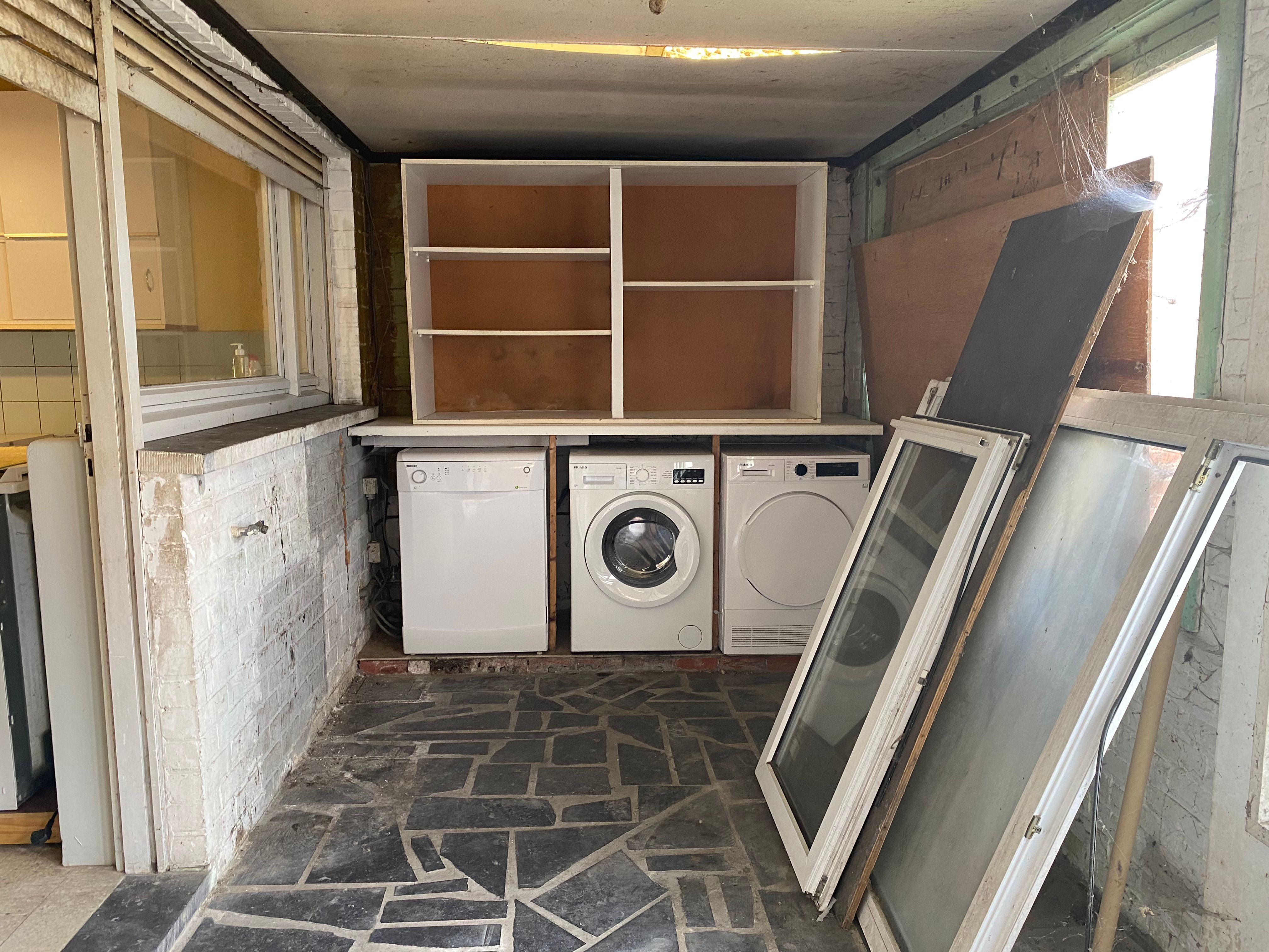 Charmante rijwoning te koop met tuin en veel potentieel foto 6