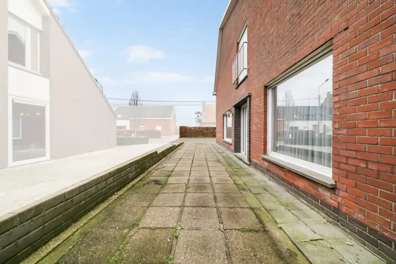 Westrozebeke-centrum. Te renoveren half open bebouwing, uitzonderlijke grote woning met veel bergruimte en garage. Potentieel als woonruimte 165-225m2. Tuin en tuinhuis. foto 15