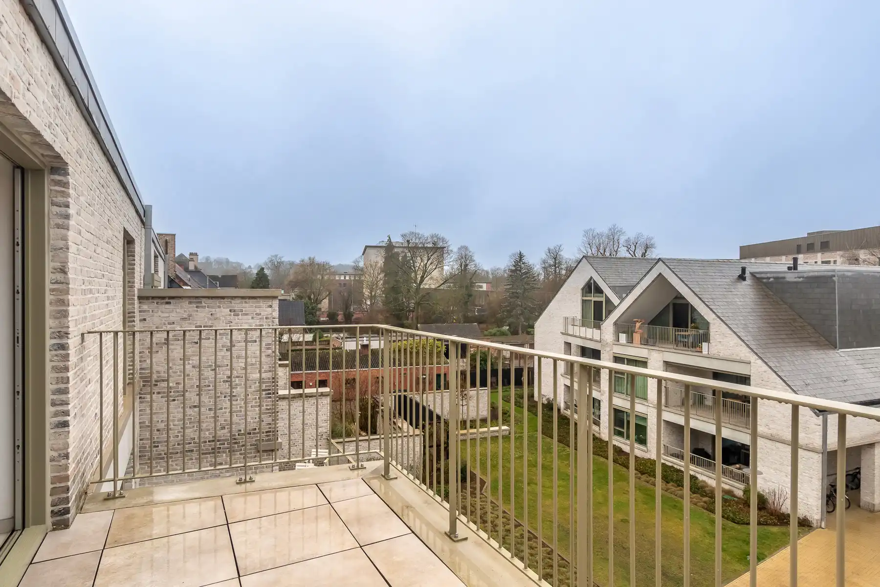 Recent 1-slaapkamer appartement, terras en autostaanplaats foto 19