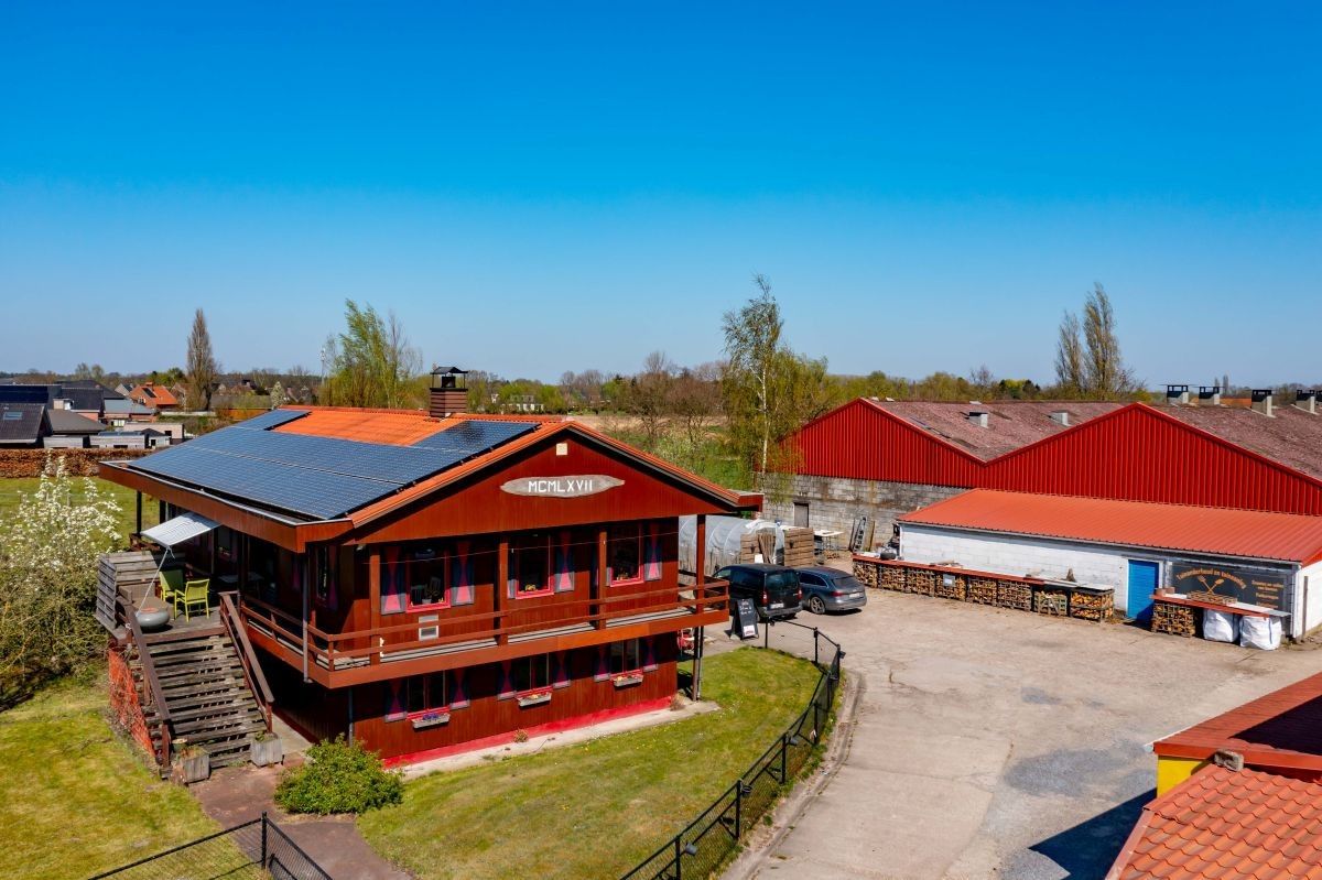Hoeve met woning, ruime stallen en aanpalende grond te koop te Stekene. foto {{pictureIndex}}
