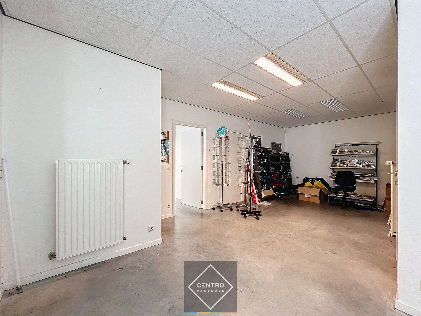 TOP-locatie: WINKEL, OPSLAGRUIMTE én KANTOOR (± 672 m²), met etalage van 24m breedte langs de WESTLAAN! foto 23