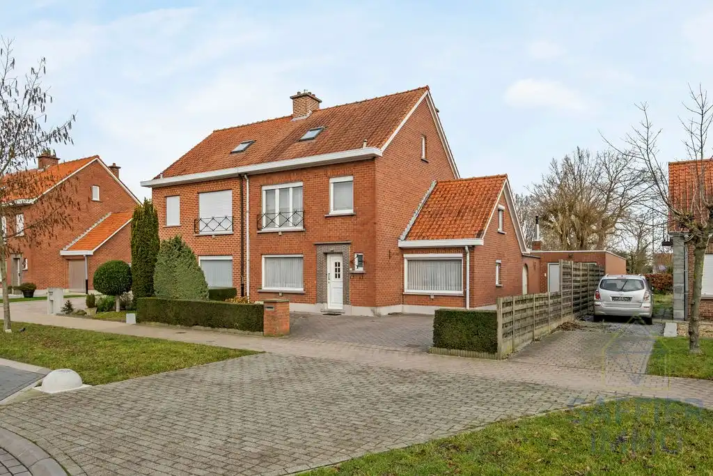 Ruime woning met 4 slaapkamers en grote tuin in het centrum van Ingelmunster foto 2