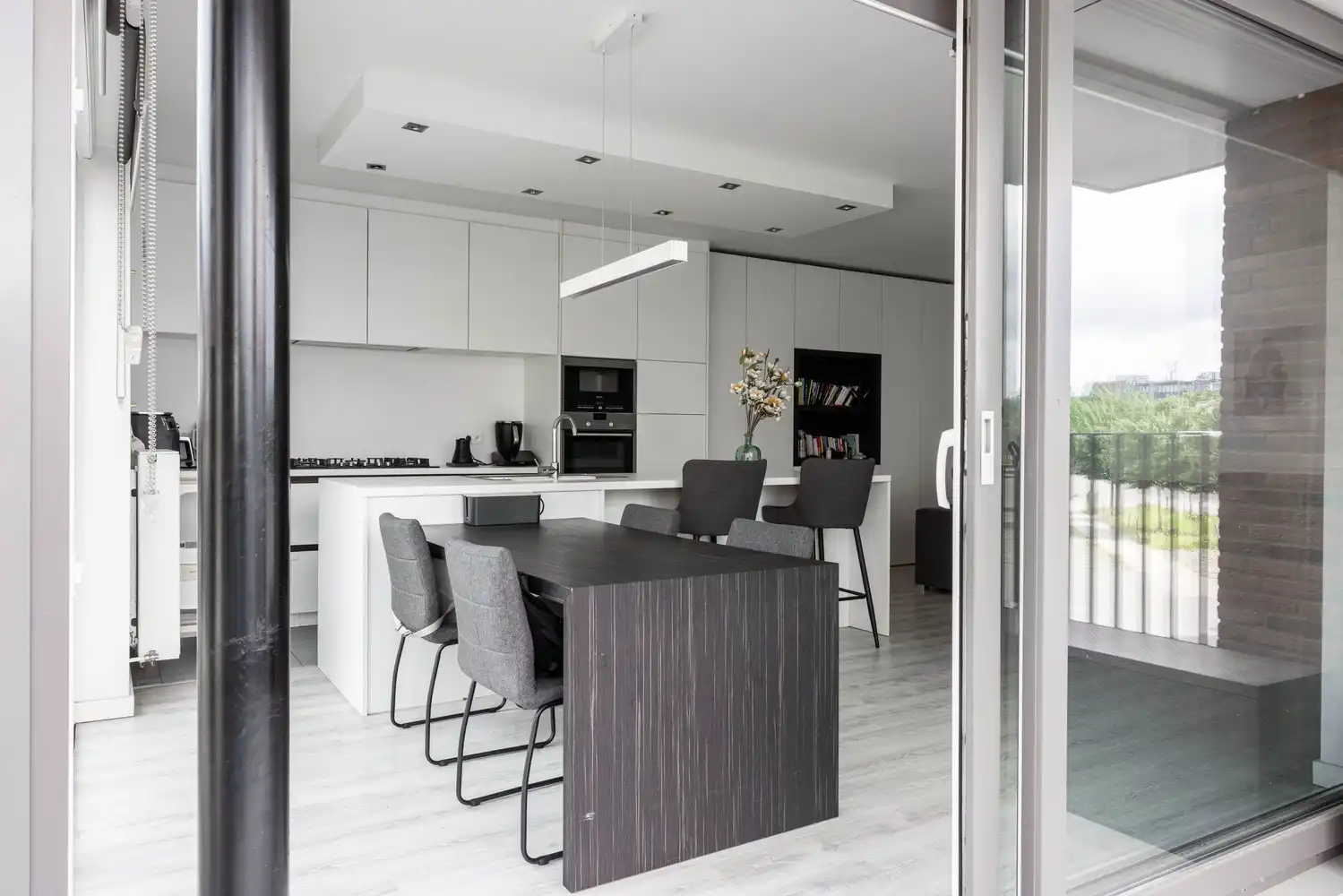 Ruim 2SLK-appartement (95 m²) met terras en zicht op Park Spoor Noord + parking foto 6