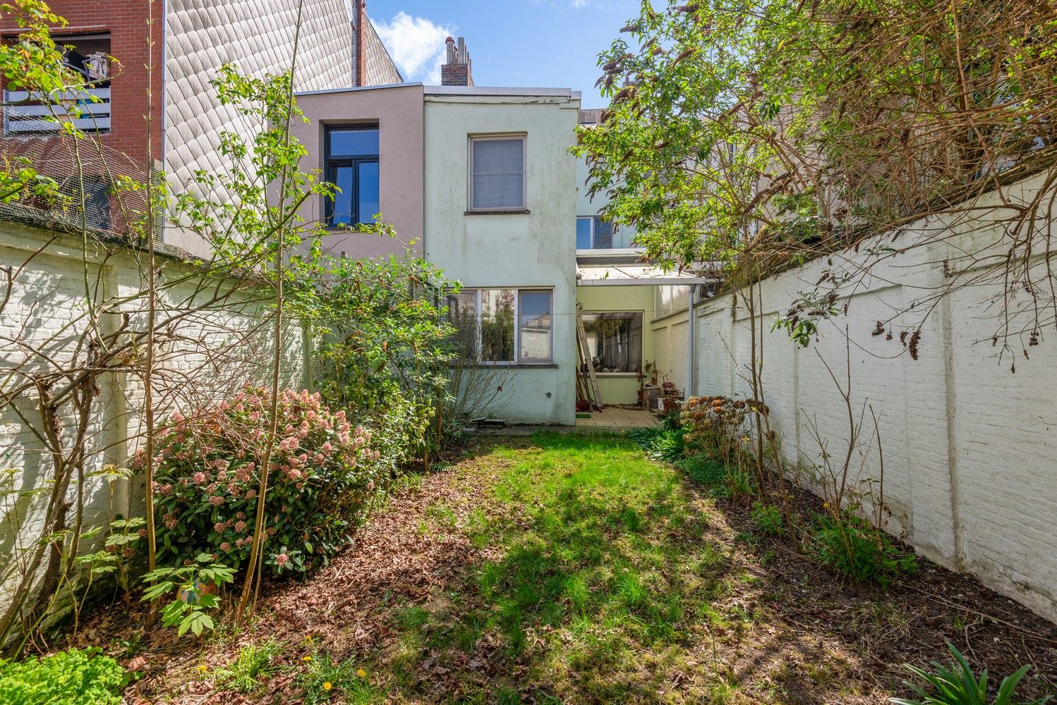 Hoofdfoto van de publicatie: Ruime gezinswoning met 5 à 6 slaapkamers en ruime tuin te Antwerpen!