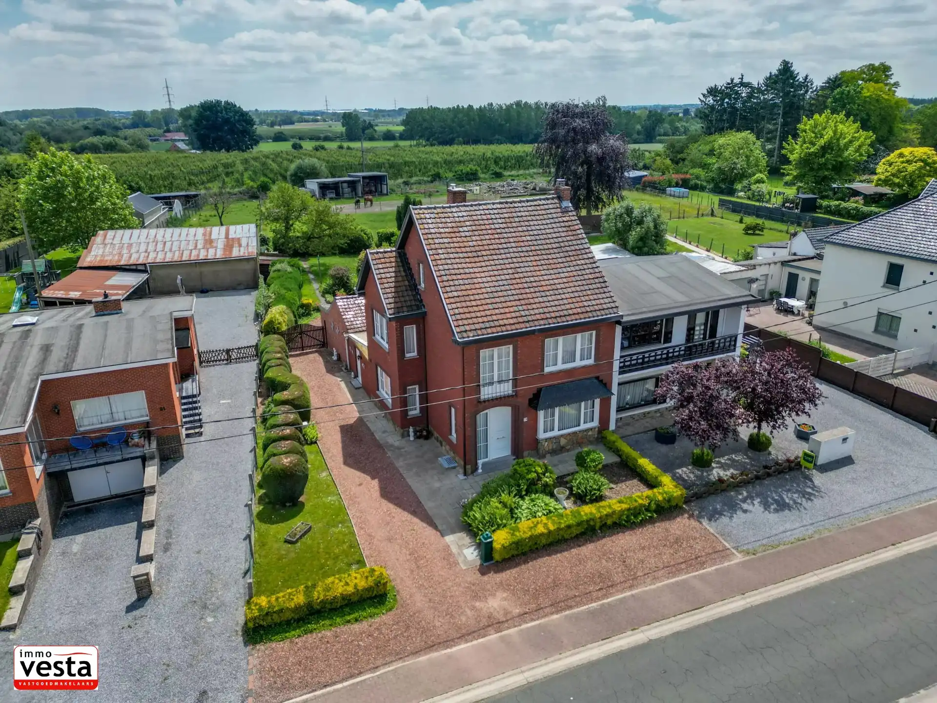 Ruime gezinswoning met tuin foto 2