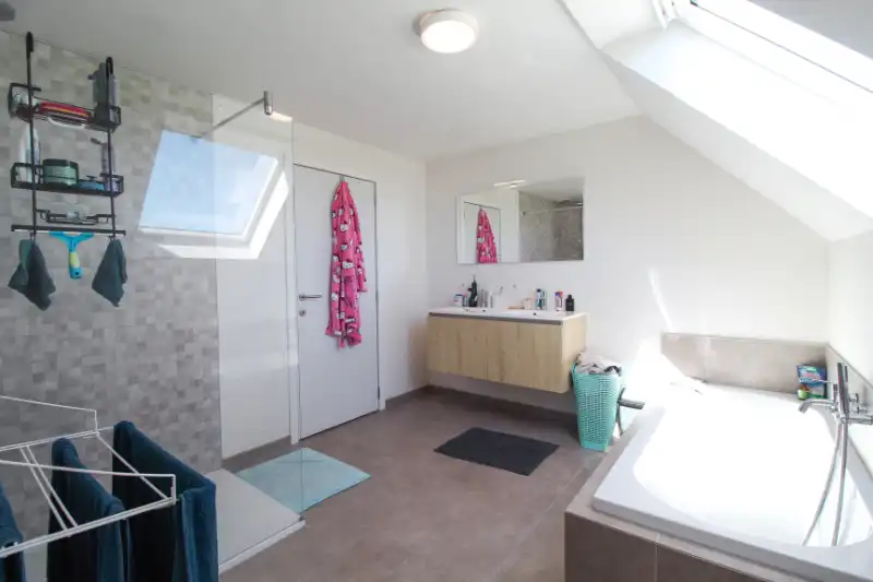 Recente woning op boogscheut van Roeselare te huur foto 11