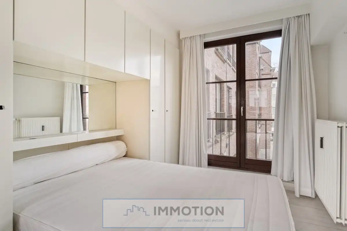 Mooi 1-slaapkamer appartement met parking aan het Overbekeplein. foto 9