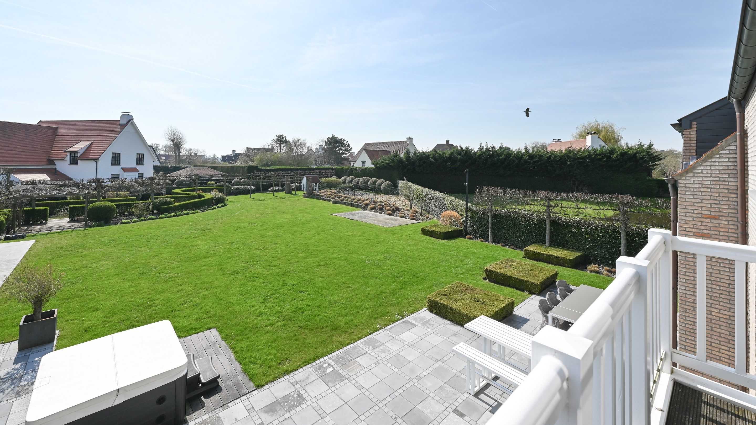 Overname van aandelen: indrukwekkende villa gelegen op een uitzonderlijke grond in een rustige residentiele buurt.  foto 30